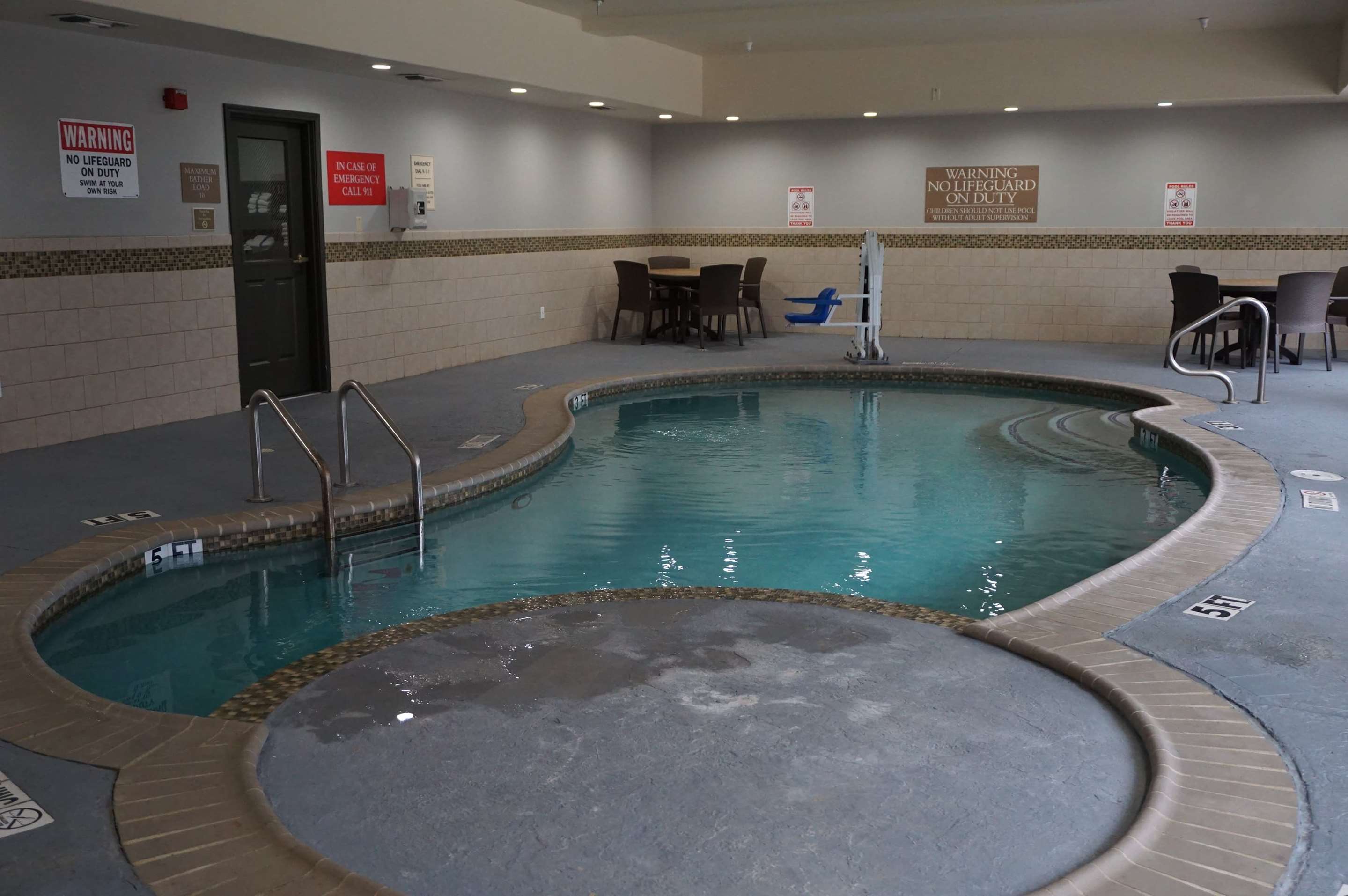 Pool | La Quinta Inn & Suites by Wyndham Tyler South