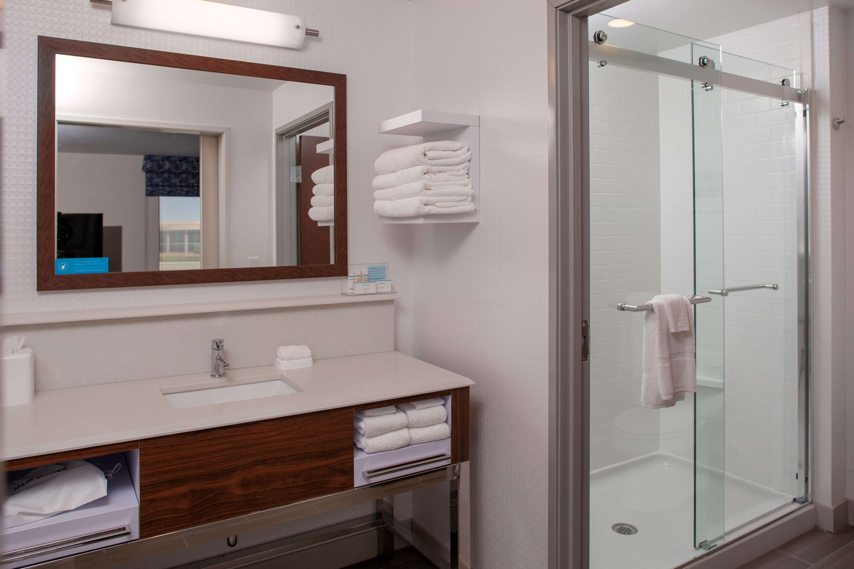 Guest room bath