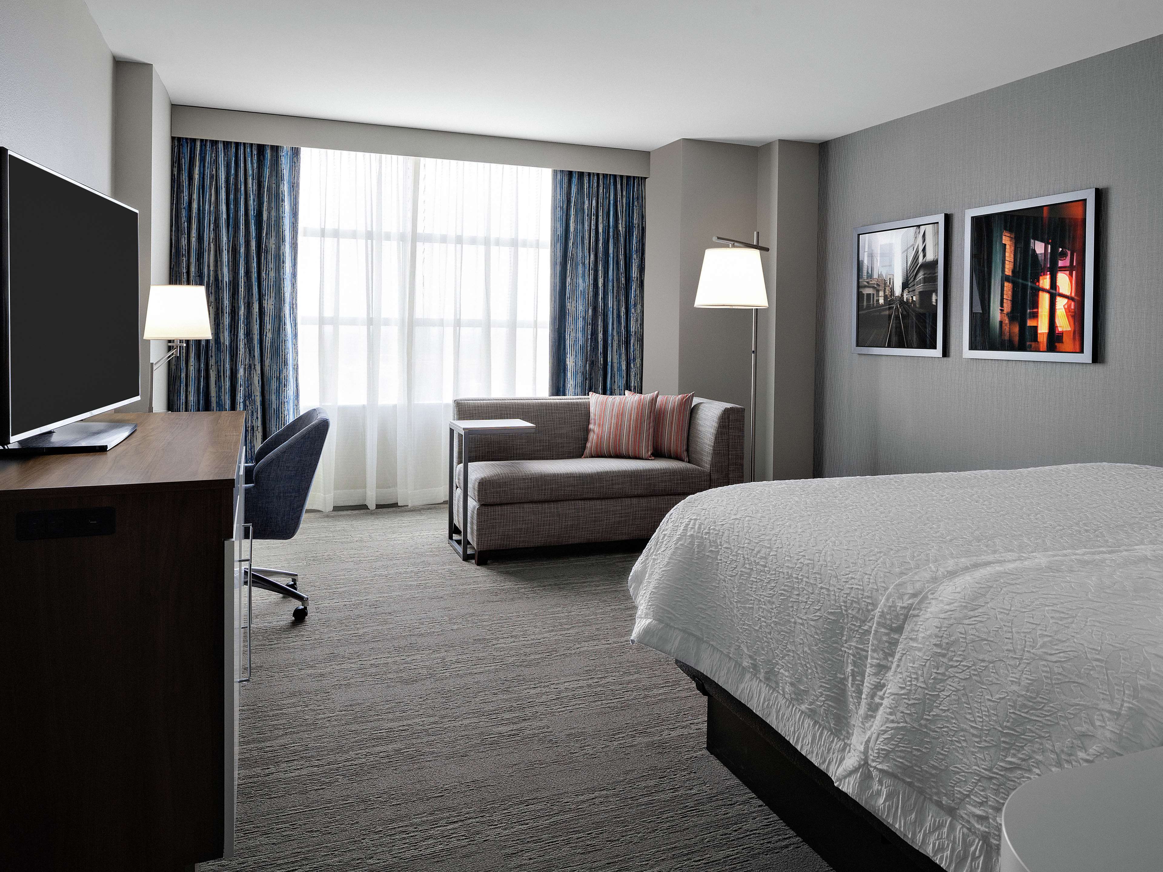 Hampton Inn by Hilton Chicago McCormick Place Room Type - 1 KG W FRIDG ACCESS TUB NS