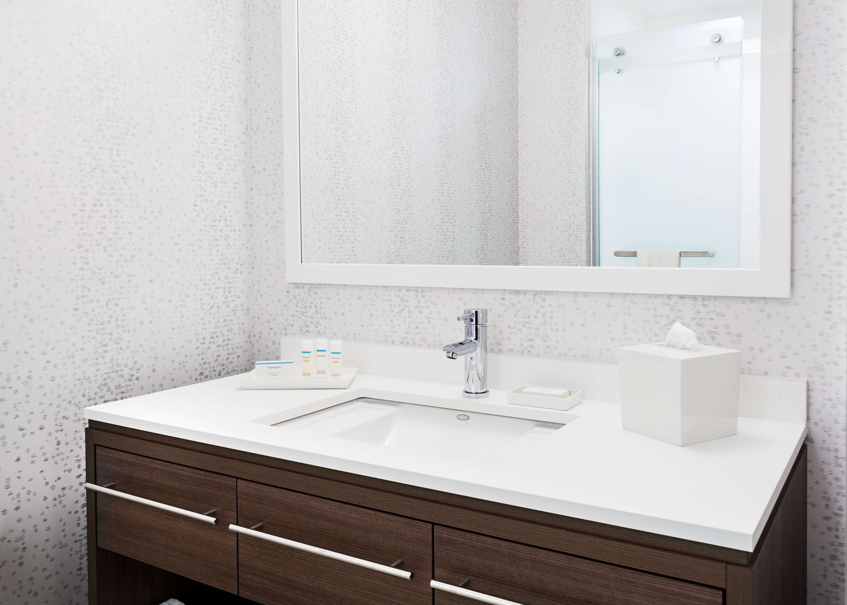Guest room bath
