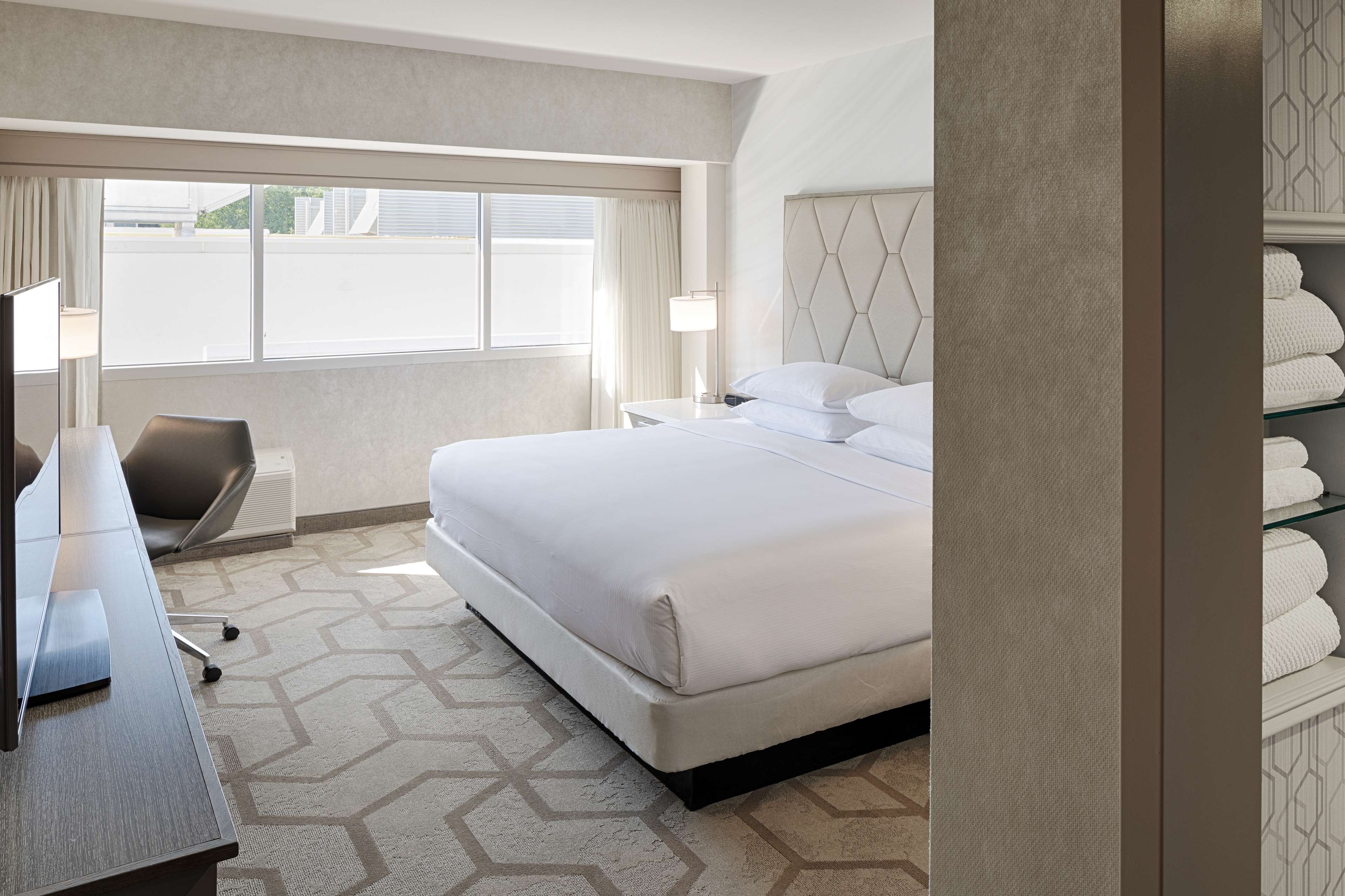 The Kingsley Bloomfield Hills - a DoubleTree by Hilton Room Type - 1 KING MOB HEAR ACC RIS
