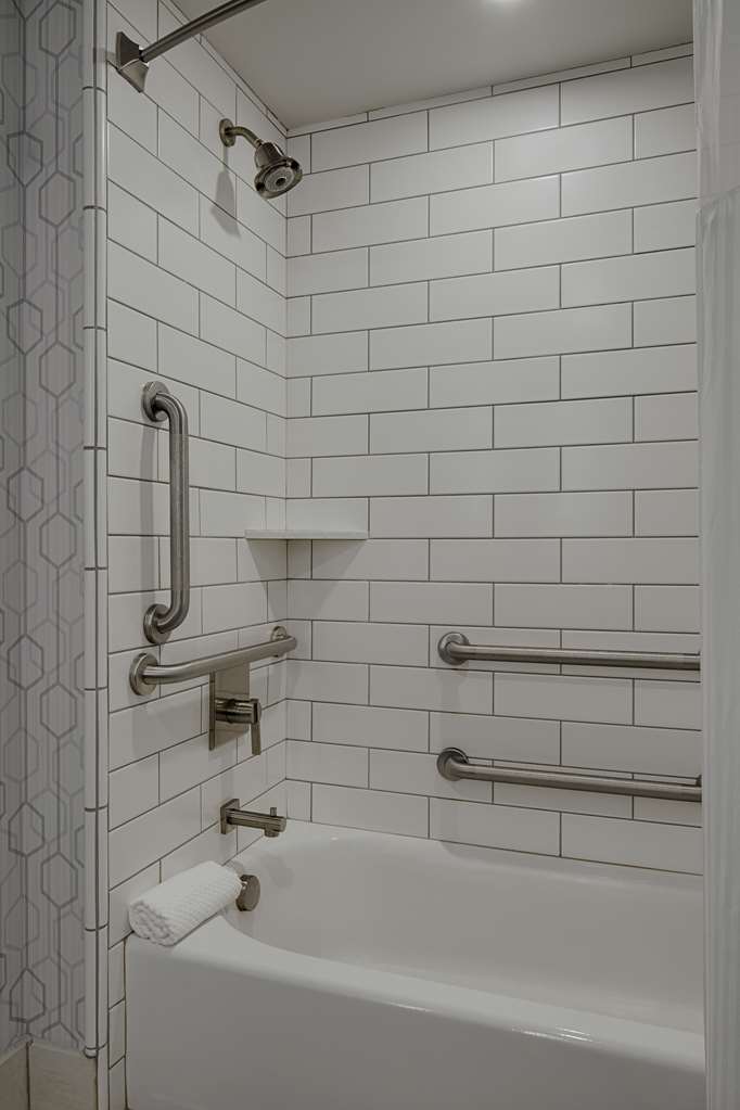 The Kingsley Bloomfield Hills - a DoubleTree by Hilton Room Type - 2 QUEEN MOB ACC TUB