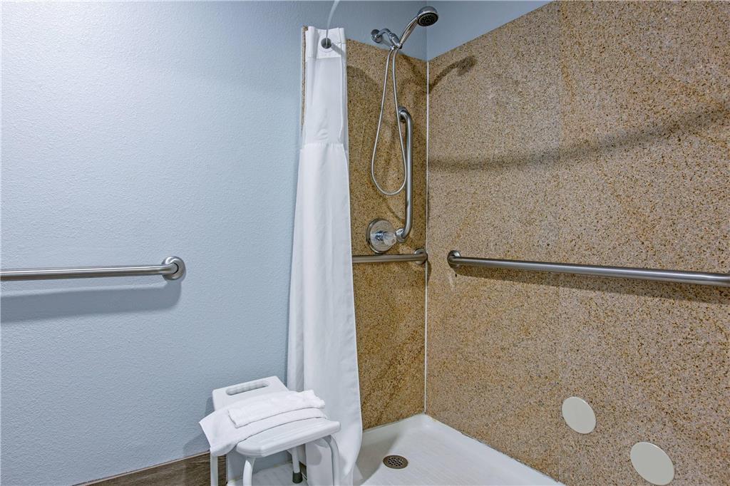 CIELO HOTEL BISHOP-MAMMOTH AN ASCEN-guestroom-Guest Room,Bathroom,On-Site.jpg