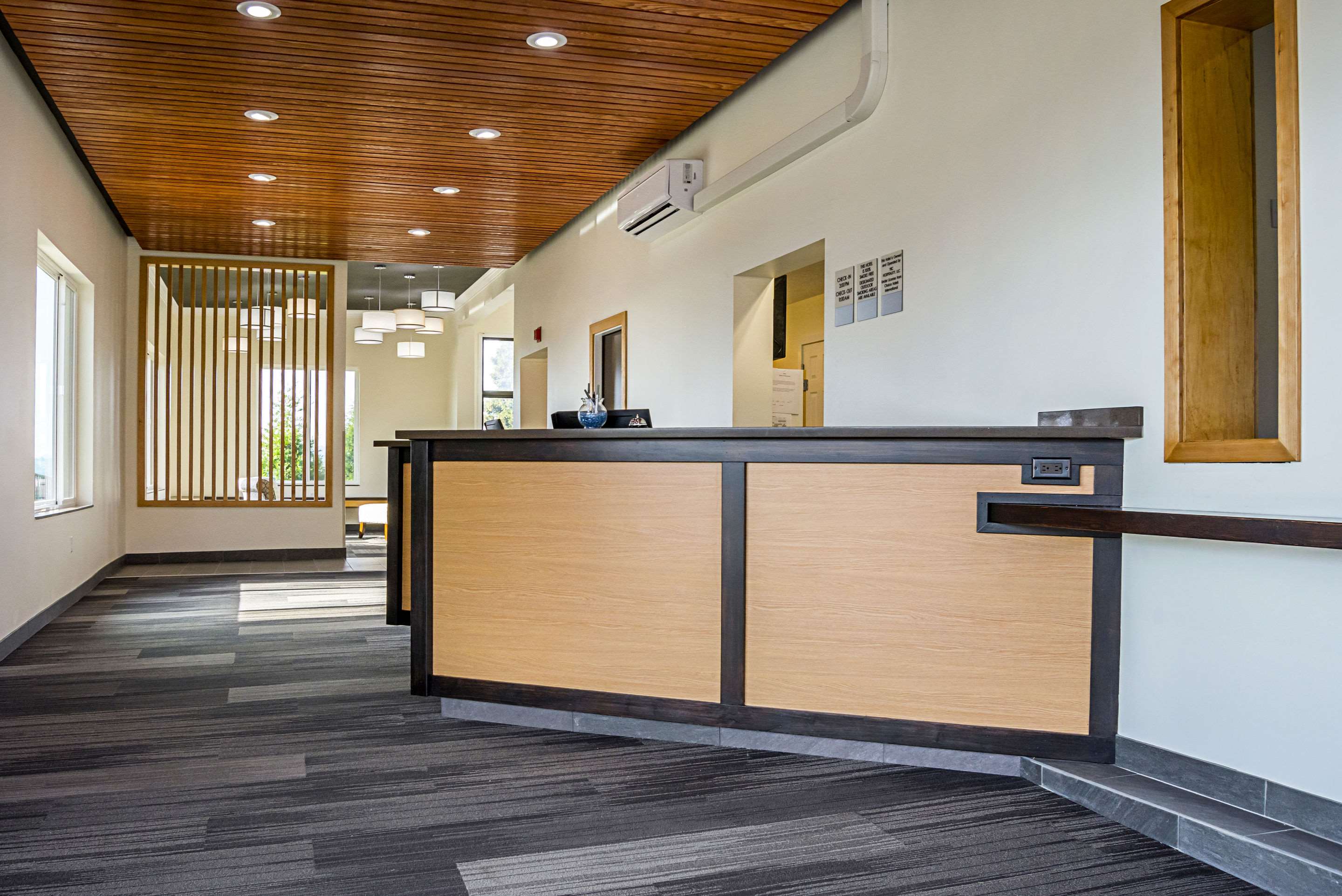 Hotel lobby | Quality Inn & Suites Clackamas – Portland