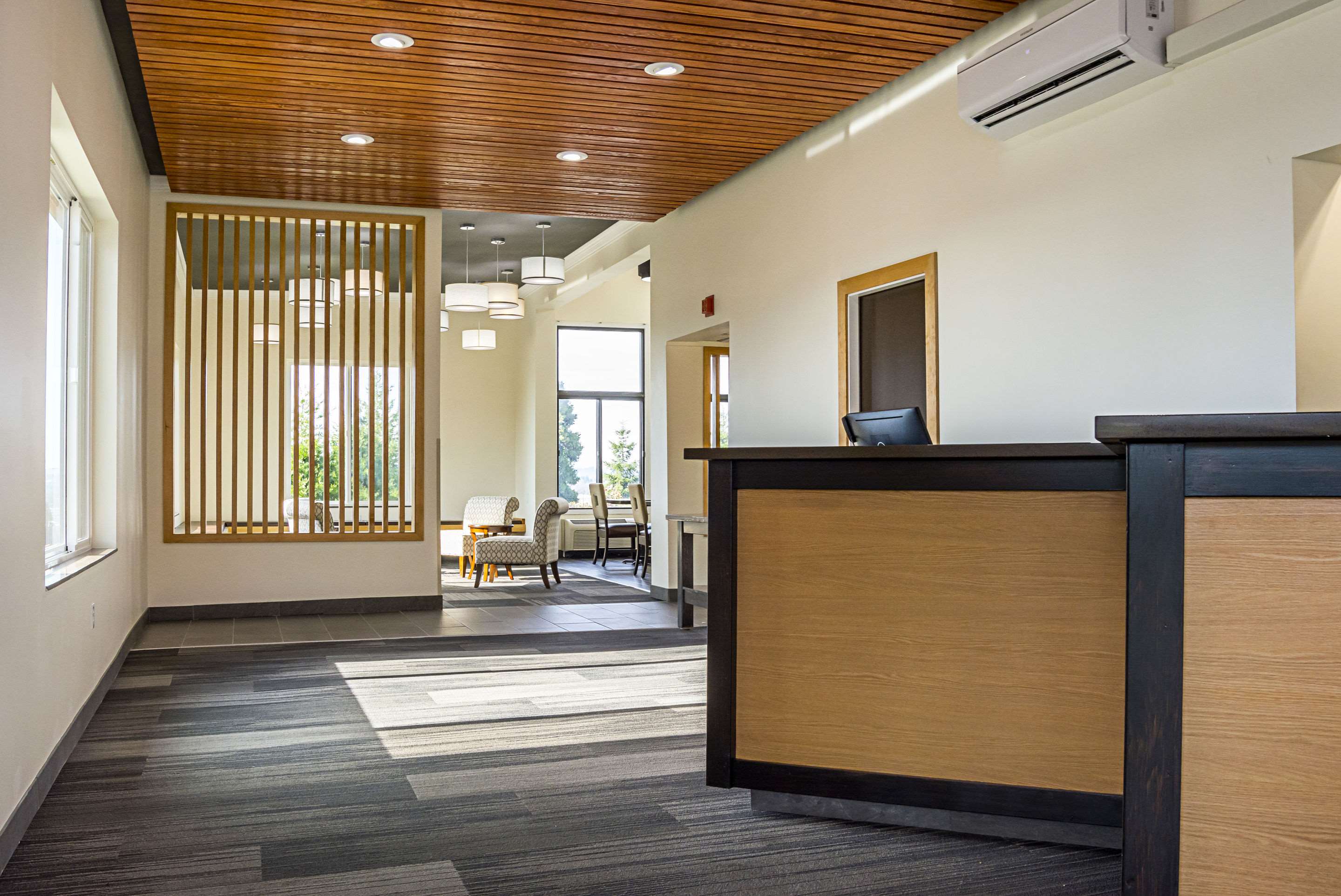 Hotel lobby | Quality Inn & Suites Clackamas – Portland