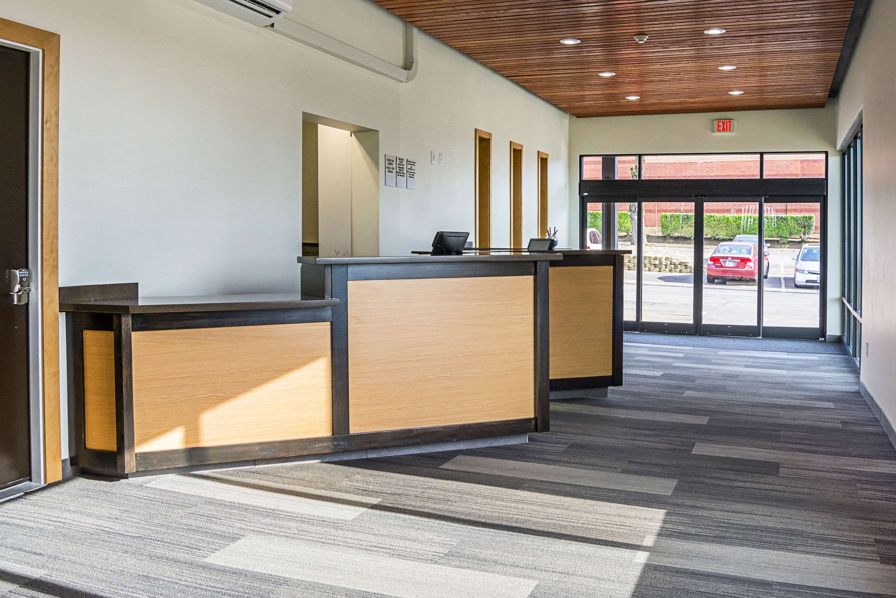 Hotel lobby | Quality Inn & Suites Clackamas – Portland