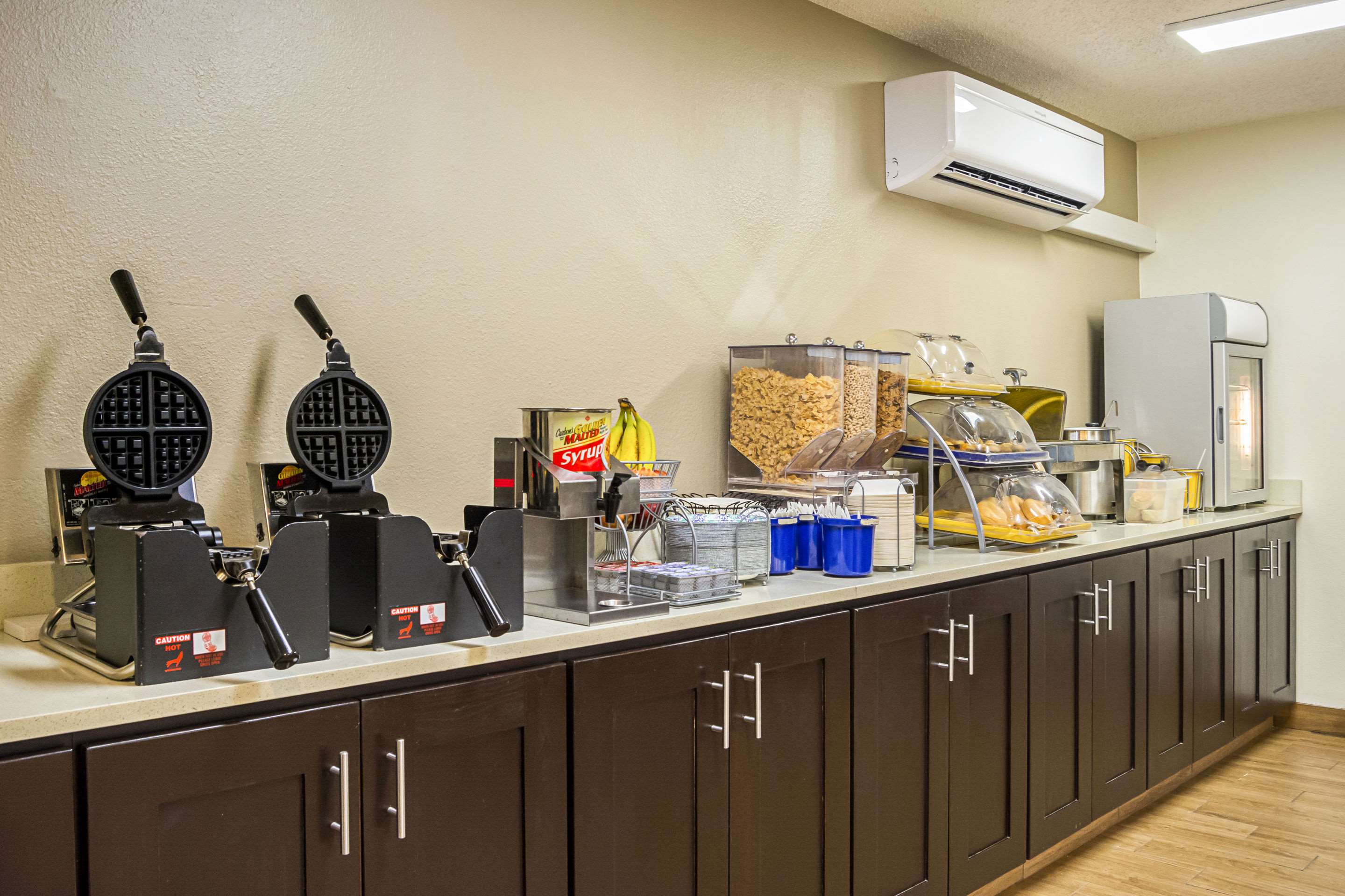 Breakfast area | Quality Inn & Suites Clackamas – Portland
