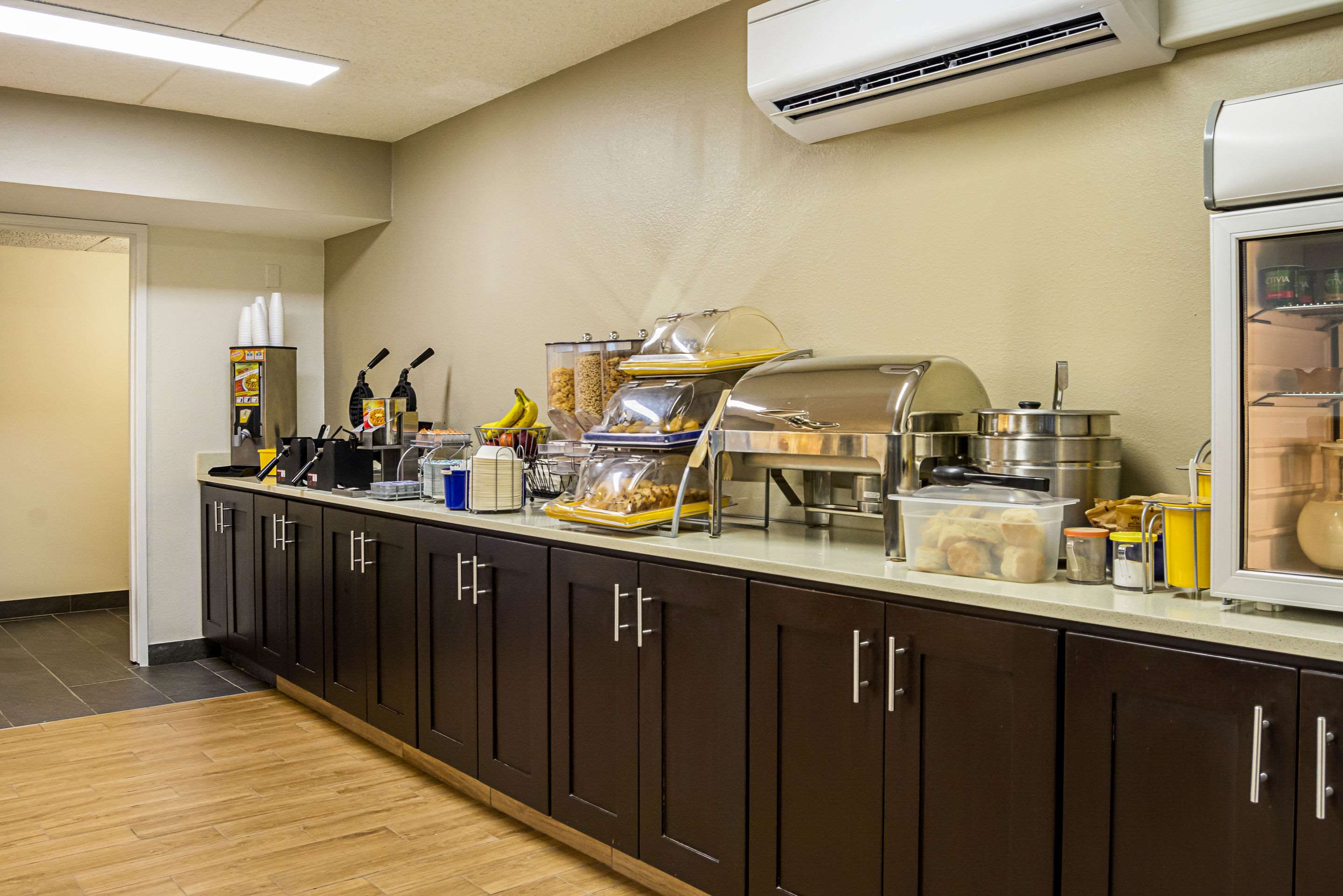 Breakfast area | Quality Inn & Suites Clackamas – Portland