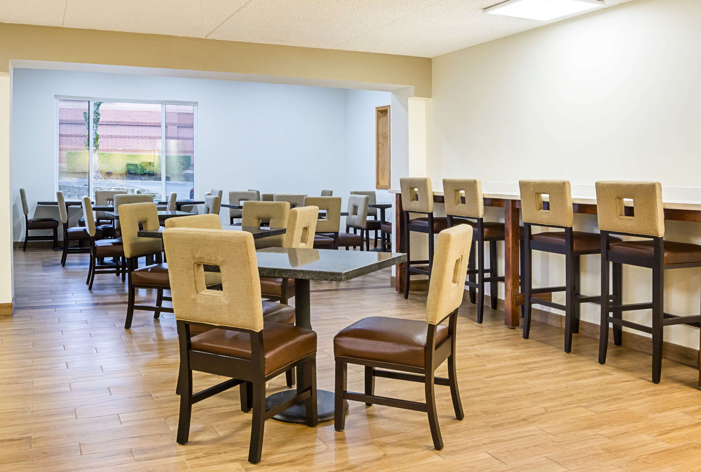 Breakfast area | Quality Inn & Suites Clackamas – Portland