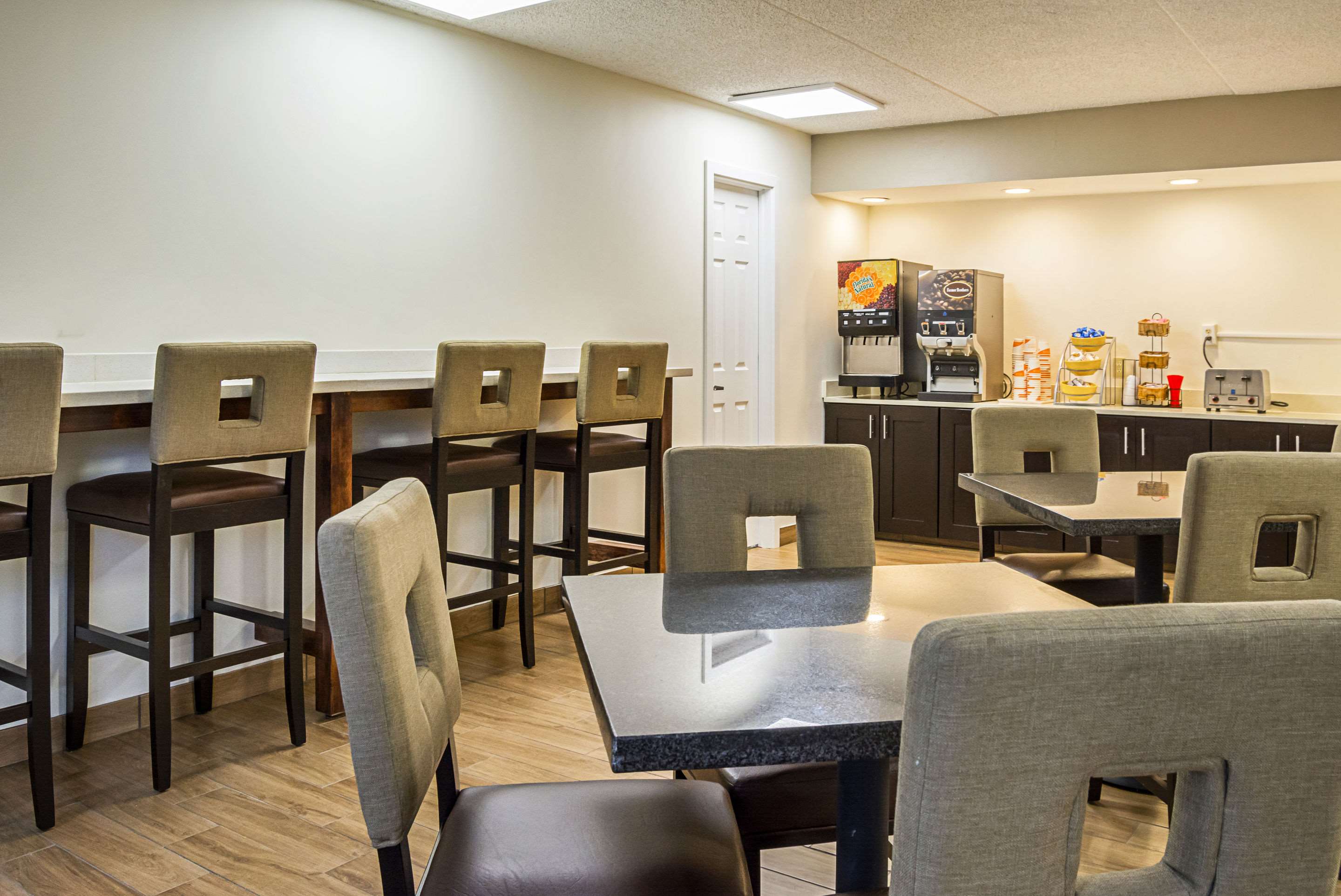 Breakfast area | Quality Inn & Suites Clackamas – Portland