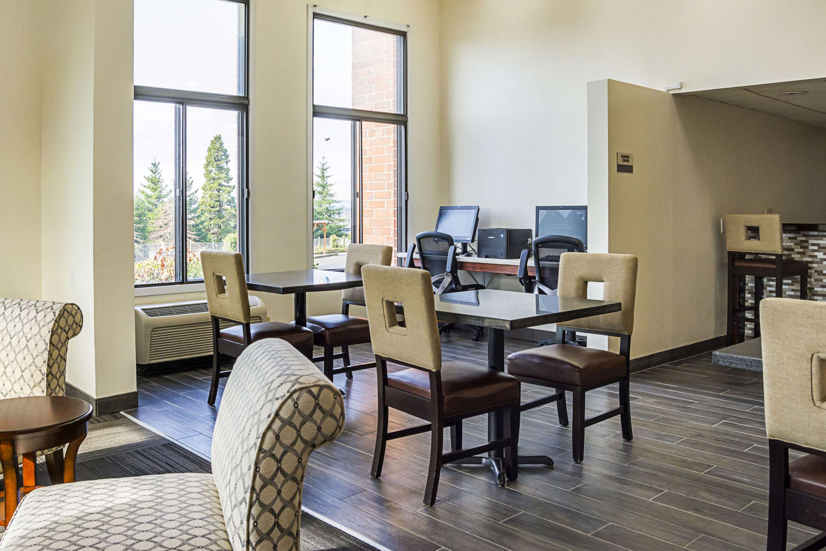 Hotel lounge area | Quality Inn & Suites Clackamas – Portland