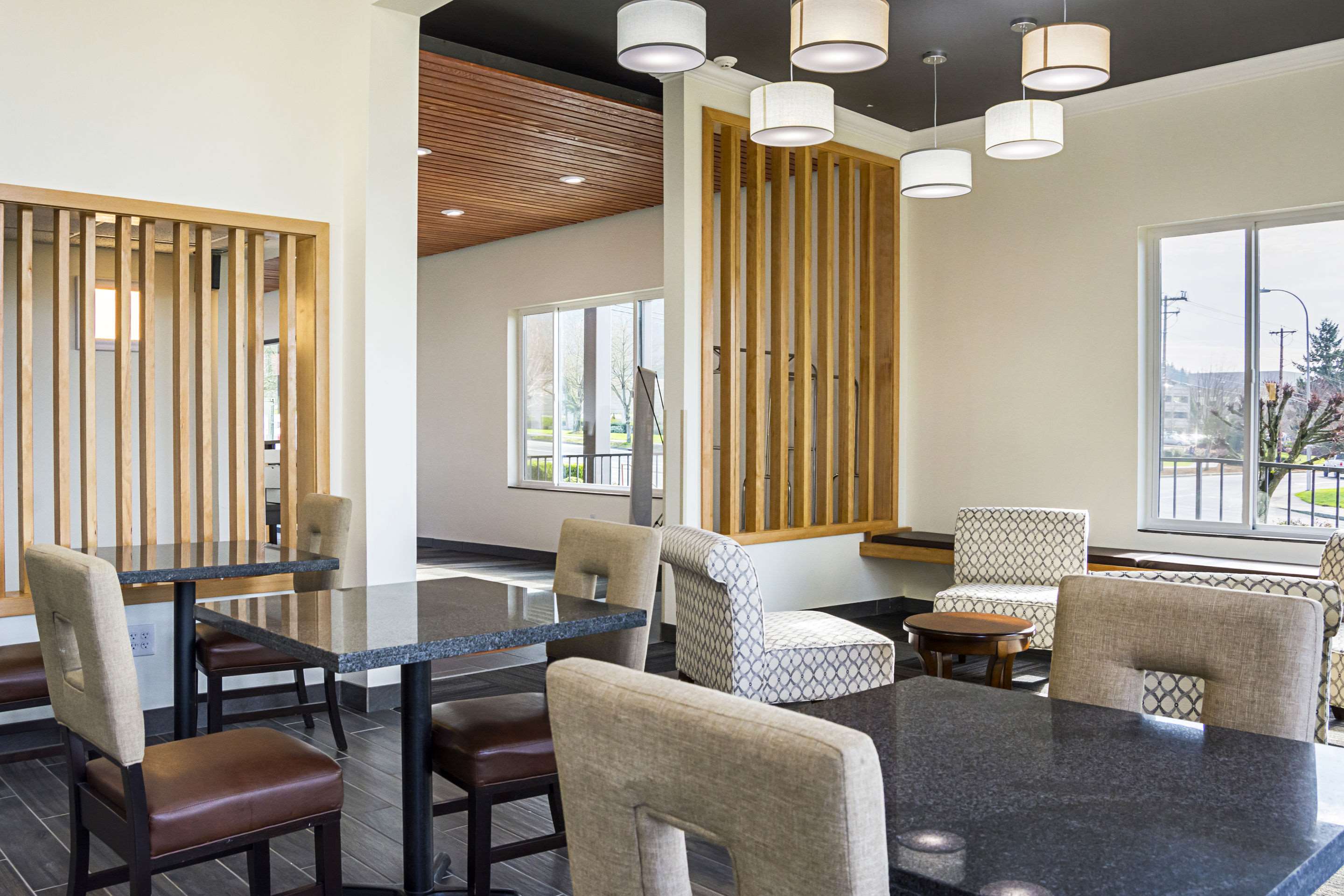 Hotel lounge area | Quality Inn & Suites Clackamas – Portland
