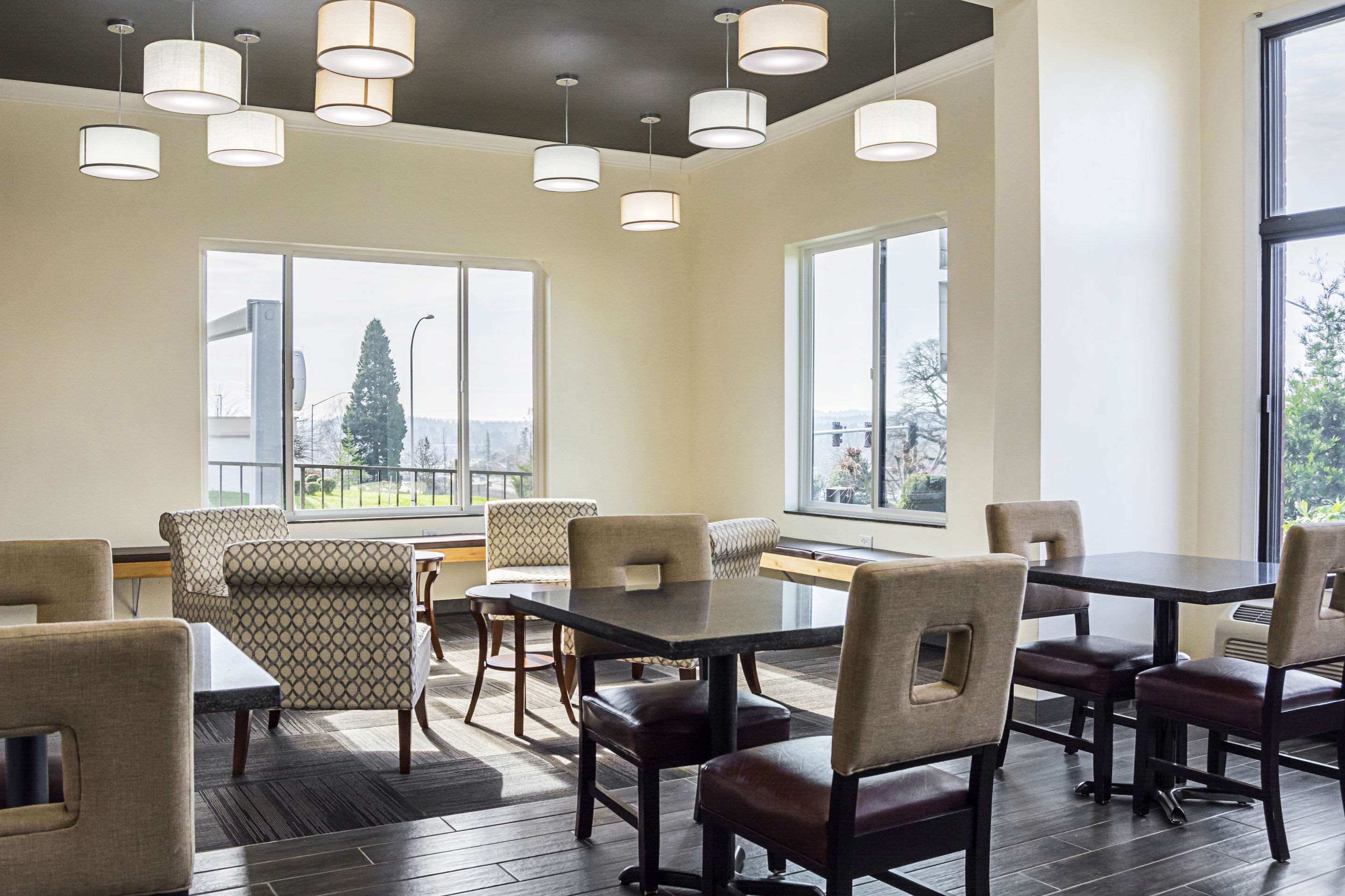 Hotel lounge area | Quality Inn & Suites Clackamas – Portland