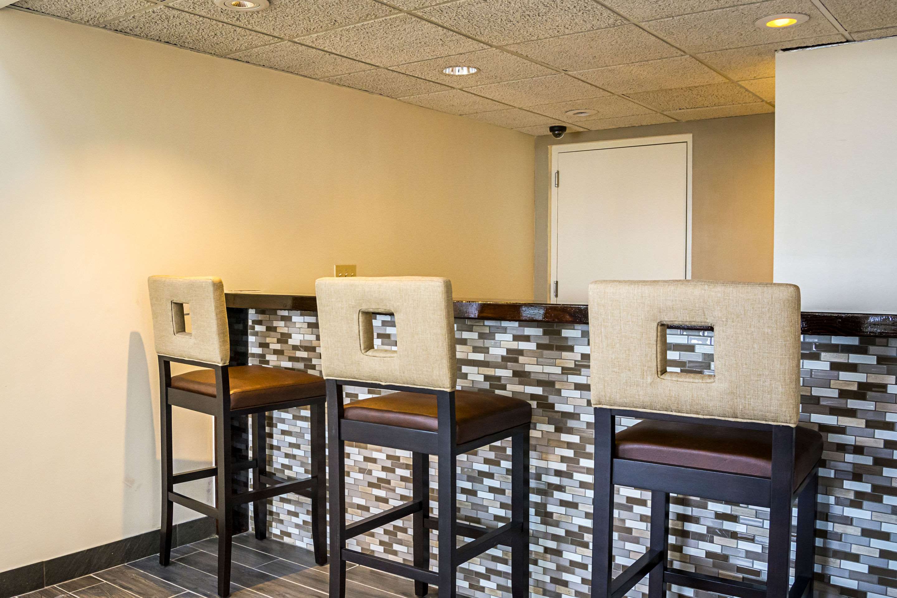 Hotel lounge area | Quality Inn & Suites Clackamas – Portland