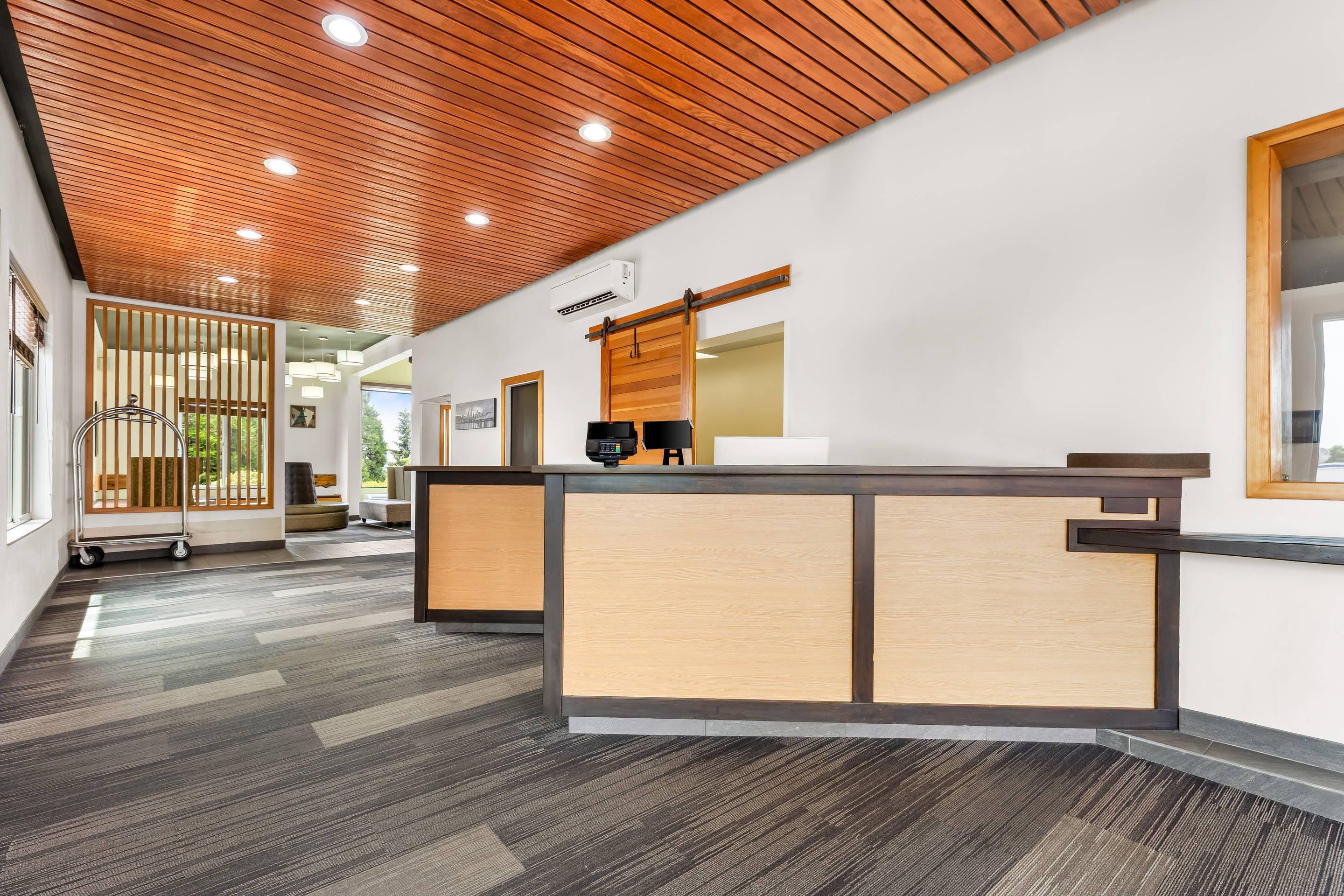 Front desk | Quality Inn & Suites Clackamas – Portland