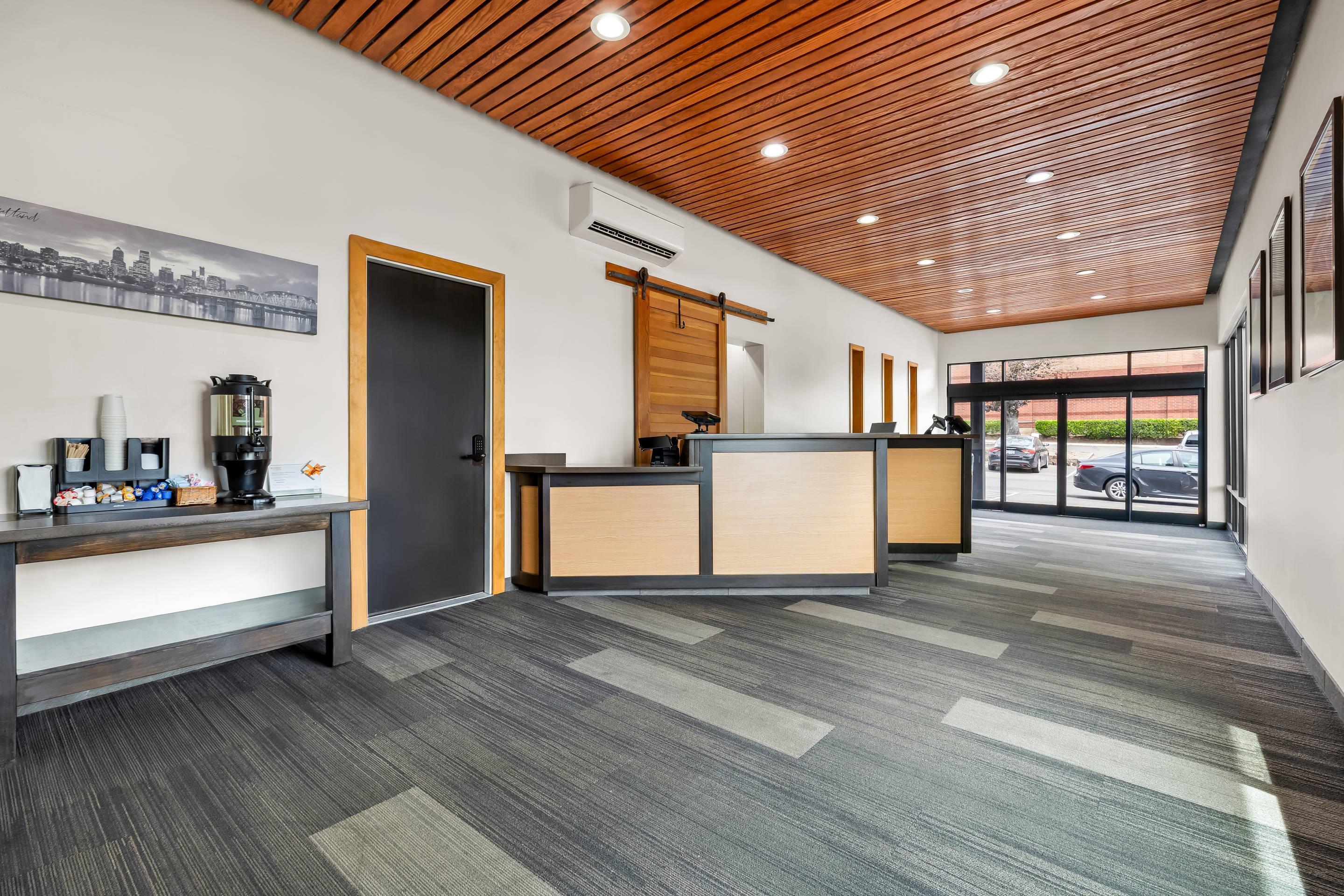 Hotel lobby | Quality Inn & Suites Clackamas – Portland