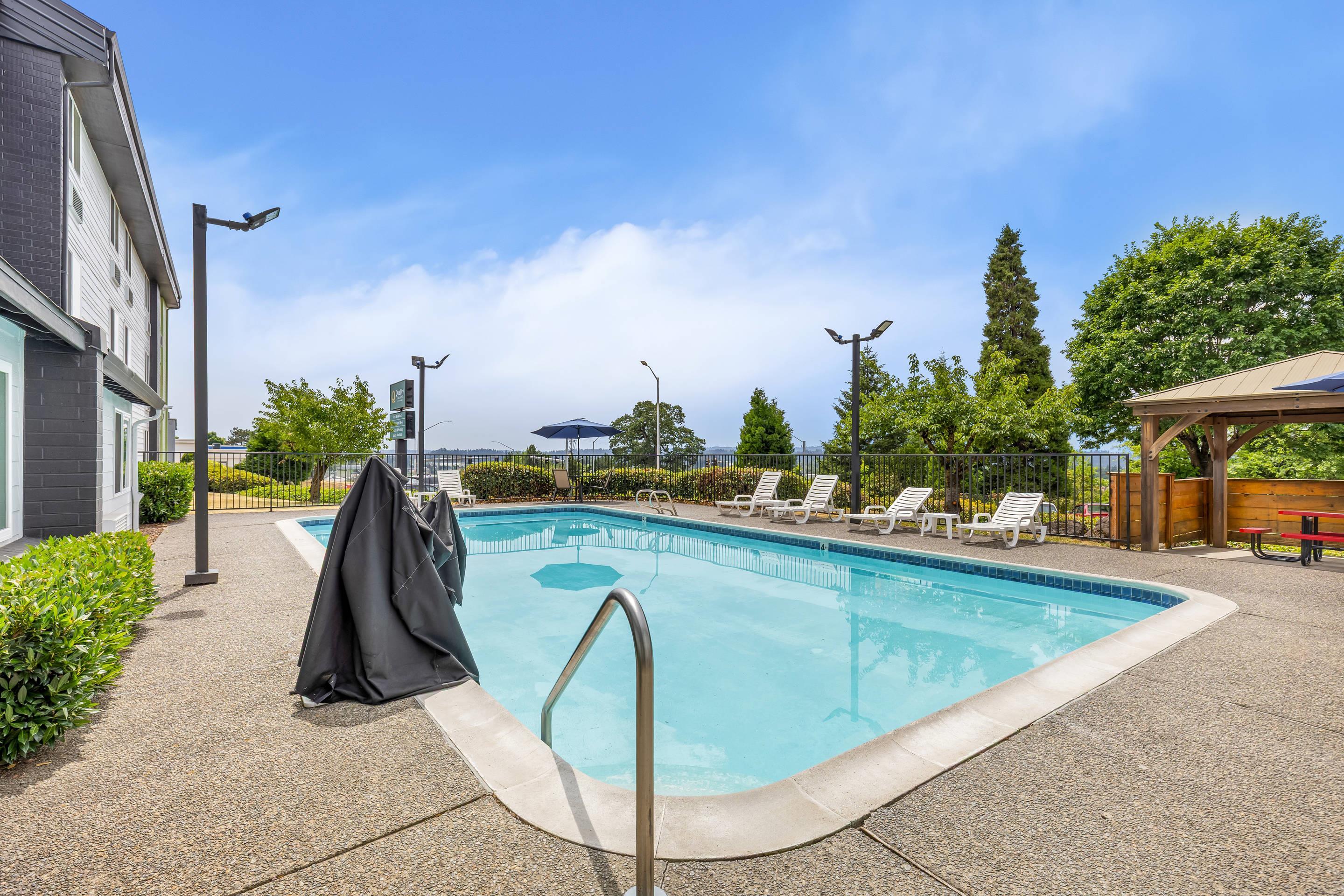 Outdoor pool | Quality Inn & Suites Clackamas – Portland