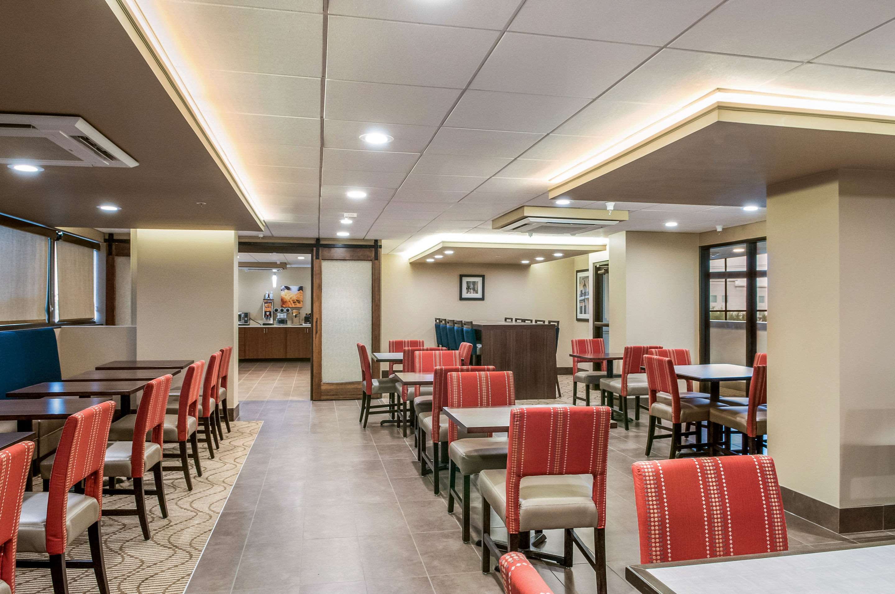 Breakfast area | Comfort Inn & Suites At Copeland Tower