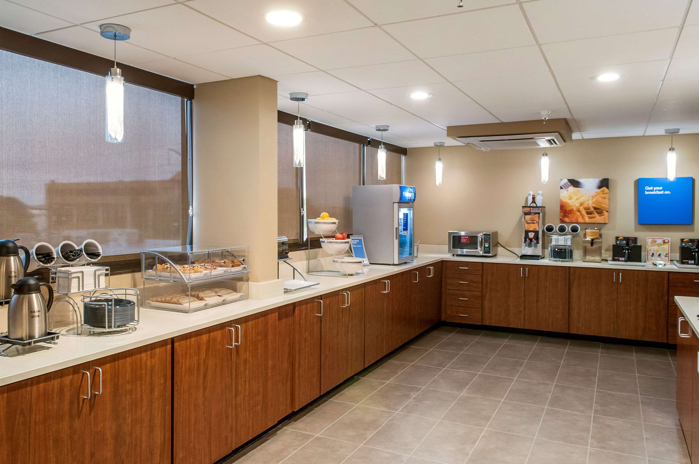 Breakfast area | Comfort Inn & Suites At Copeland Tower