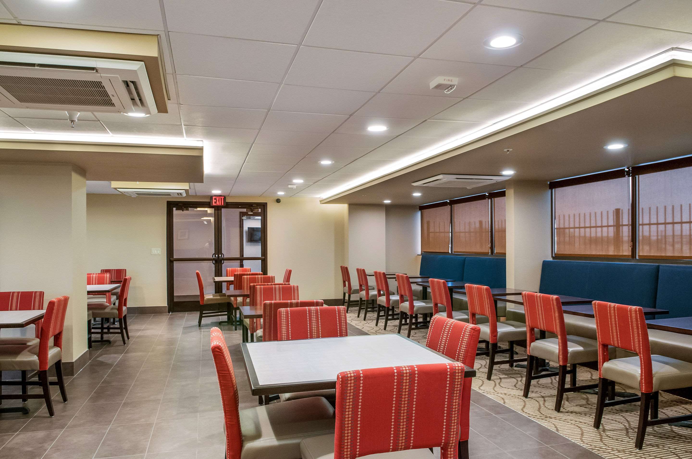 Breakfast area | Comfort Inn & Suites At Copeland Tower