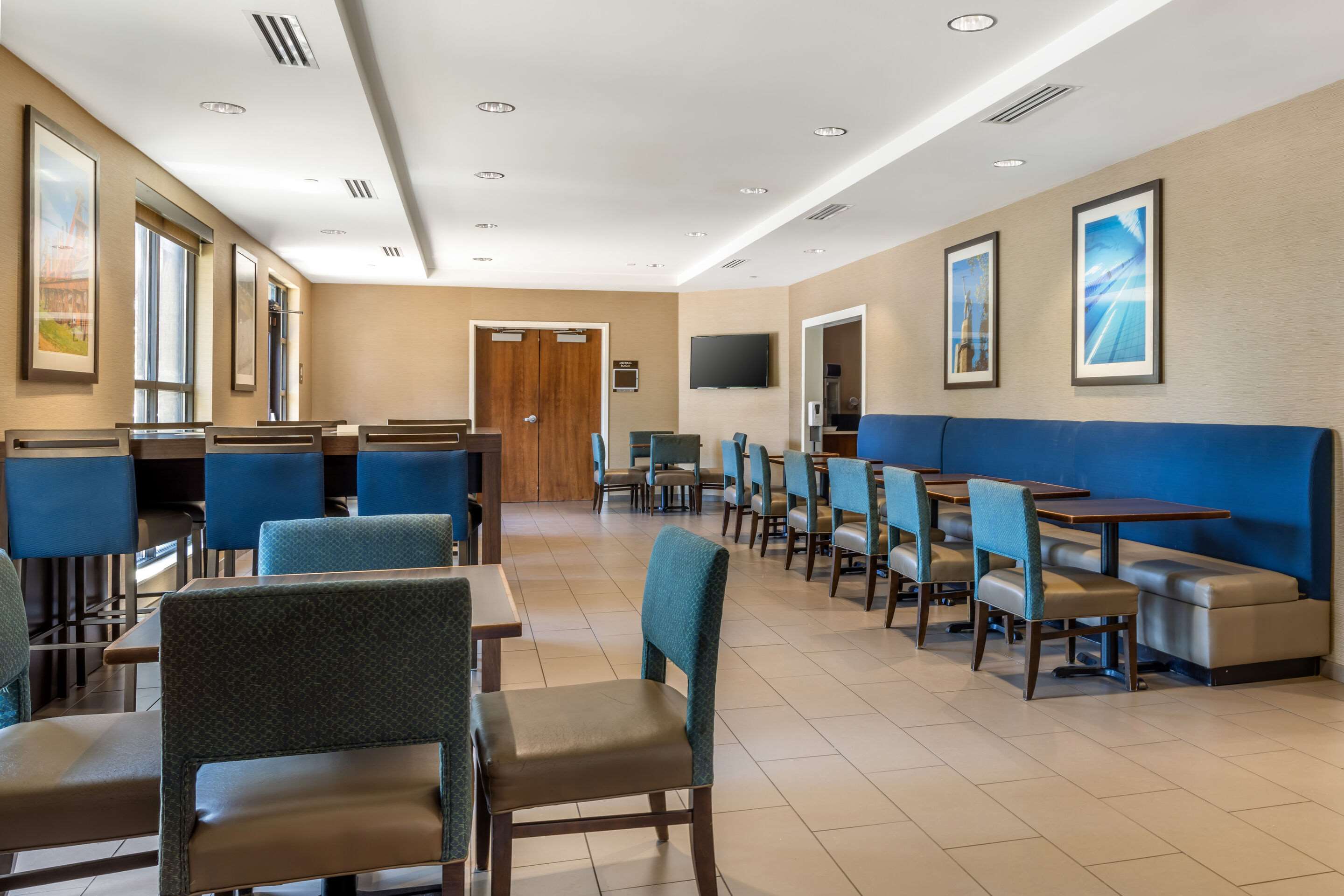 Breakfast area | Comfort Inn & Suites at CrossPlex Village