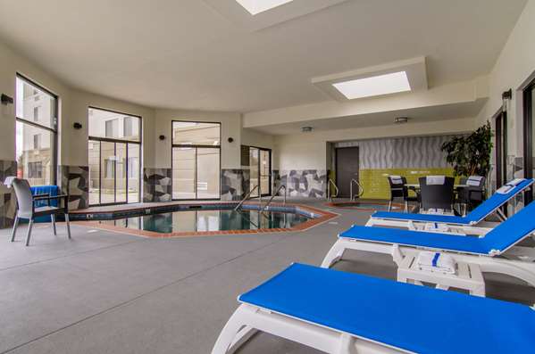 Pool - Comfort Inn & Suites Wichita