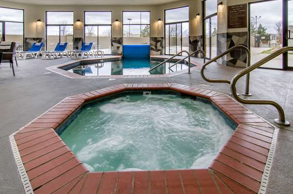 Pool - Comfort Inn & Suites Wichita