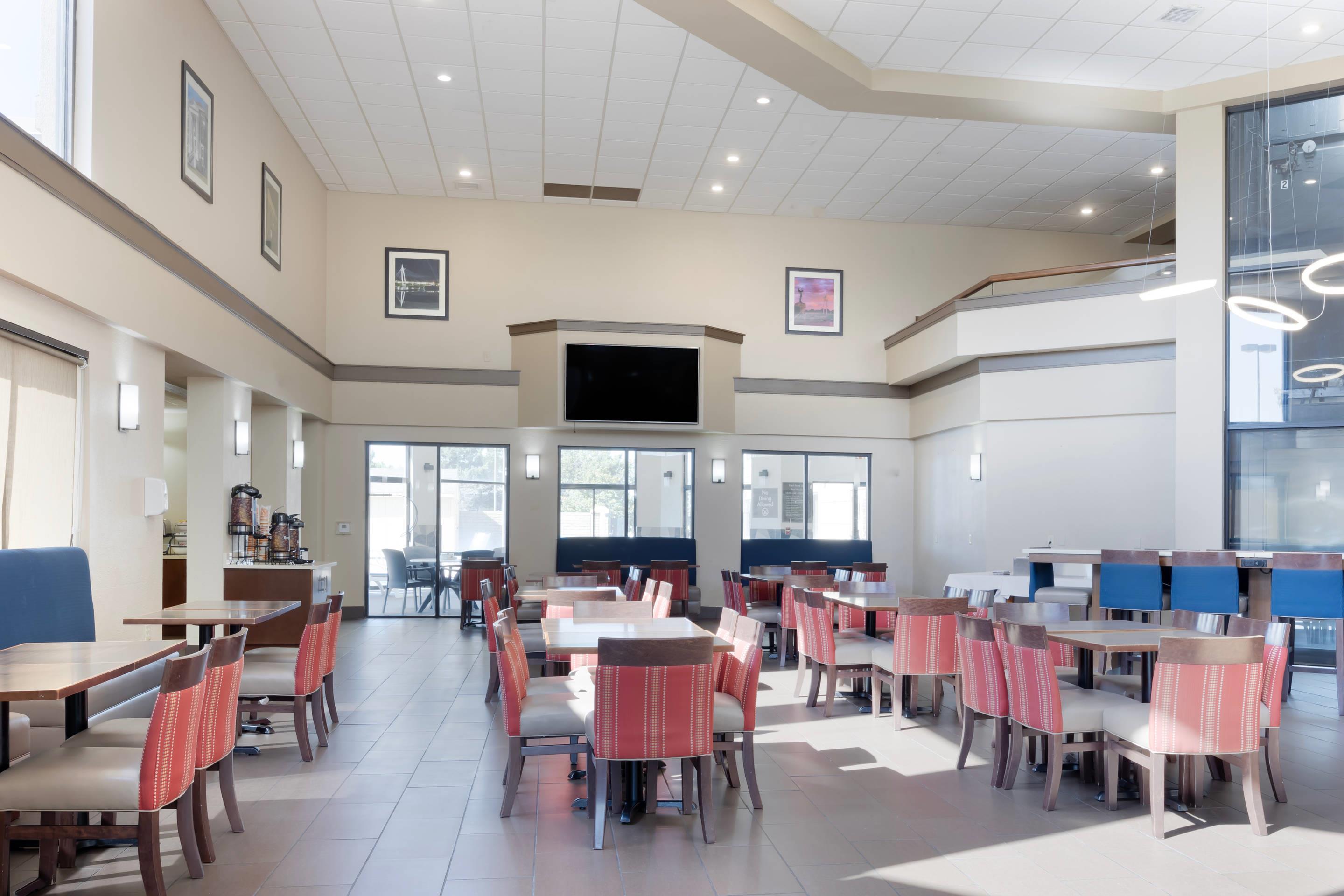 Enjoy breakfast in this seating area | Comfort Inn & Suites