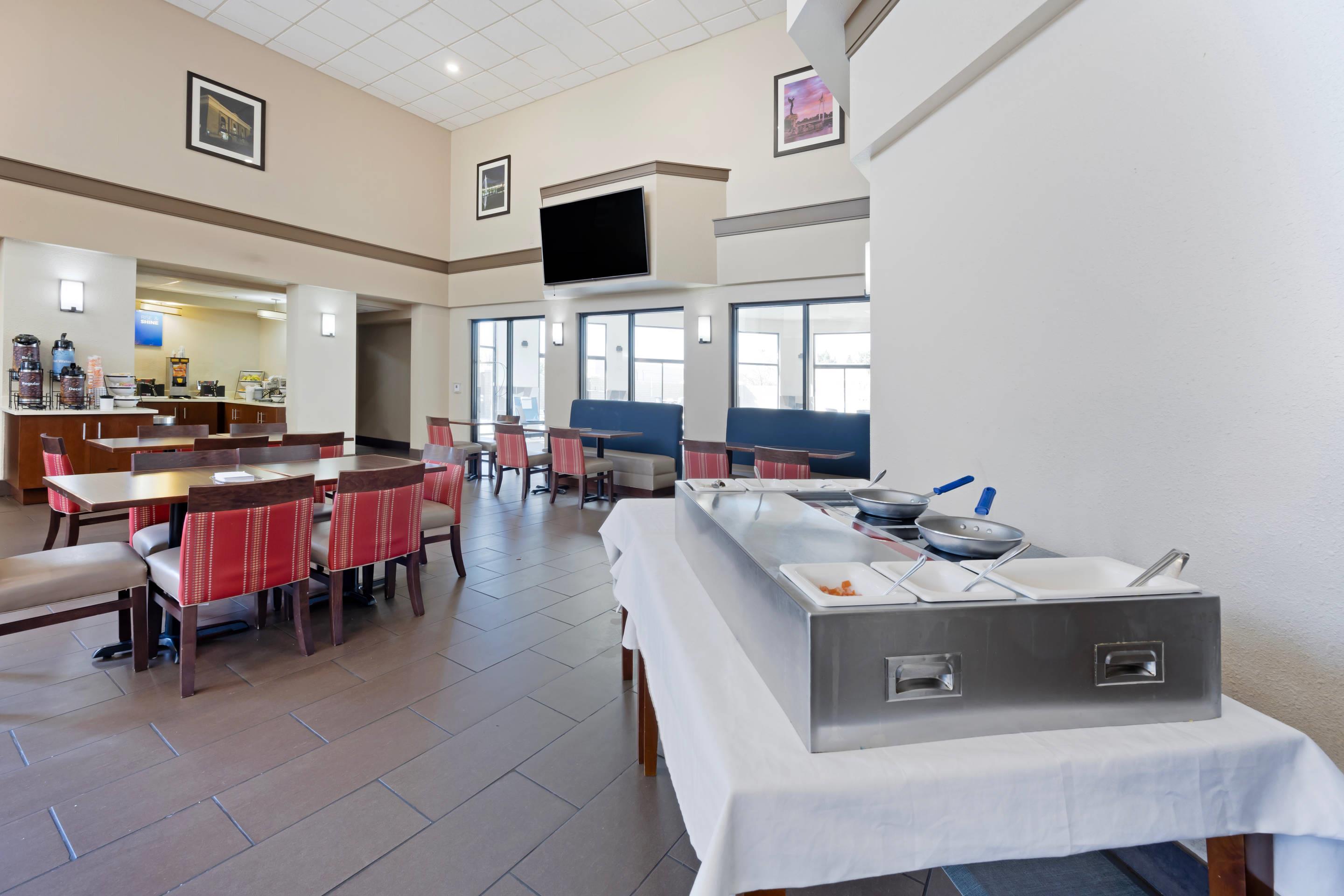 Breakfast area | Comfort Inn & Suites