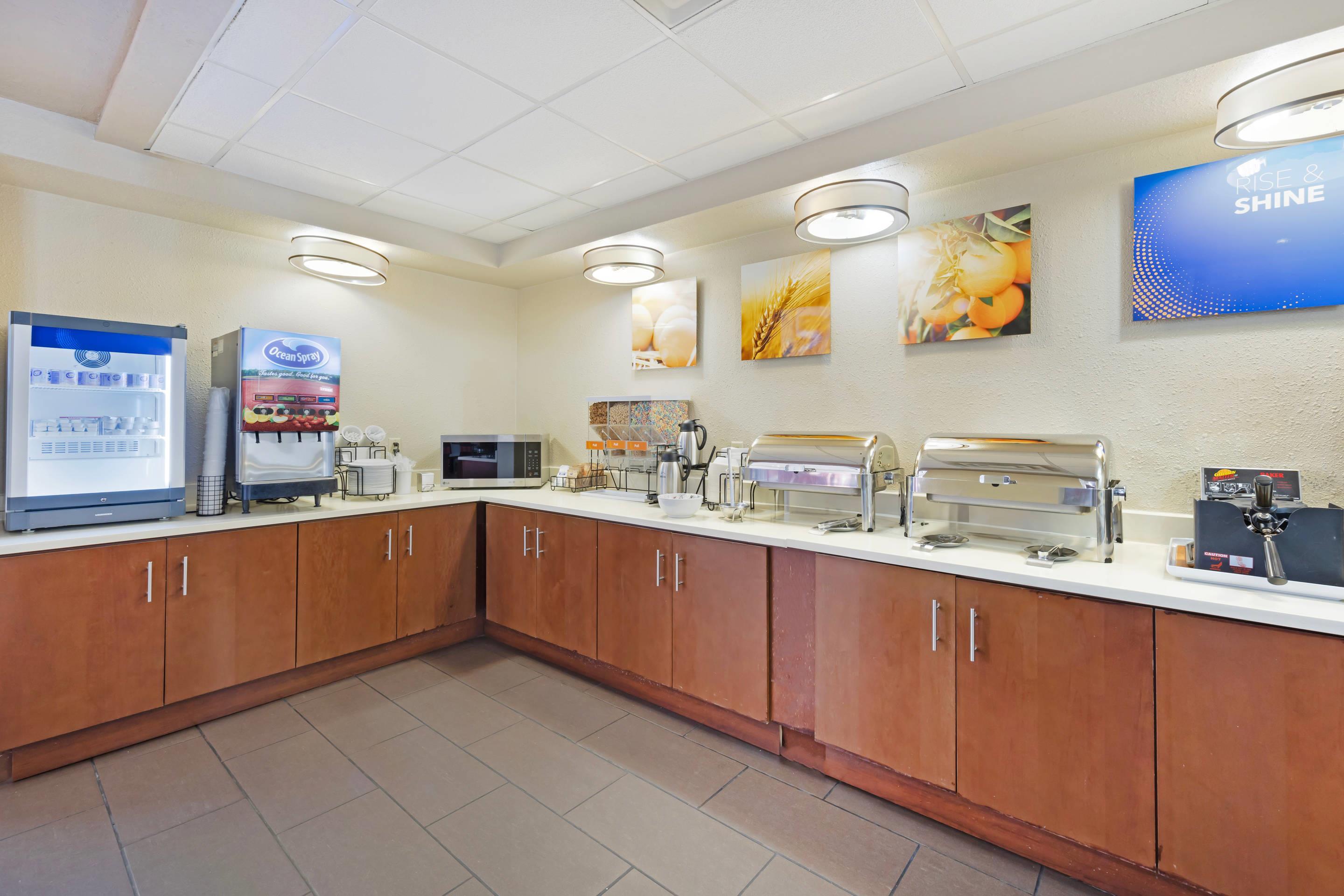 Breakfast area | Comfort Inn & Suites