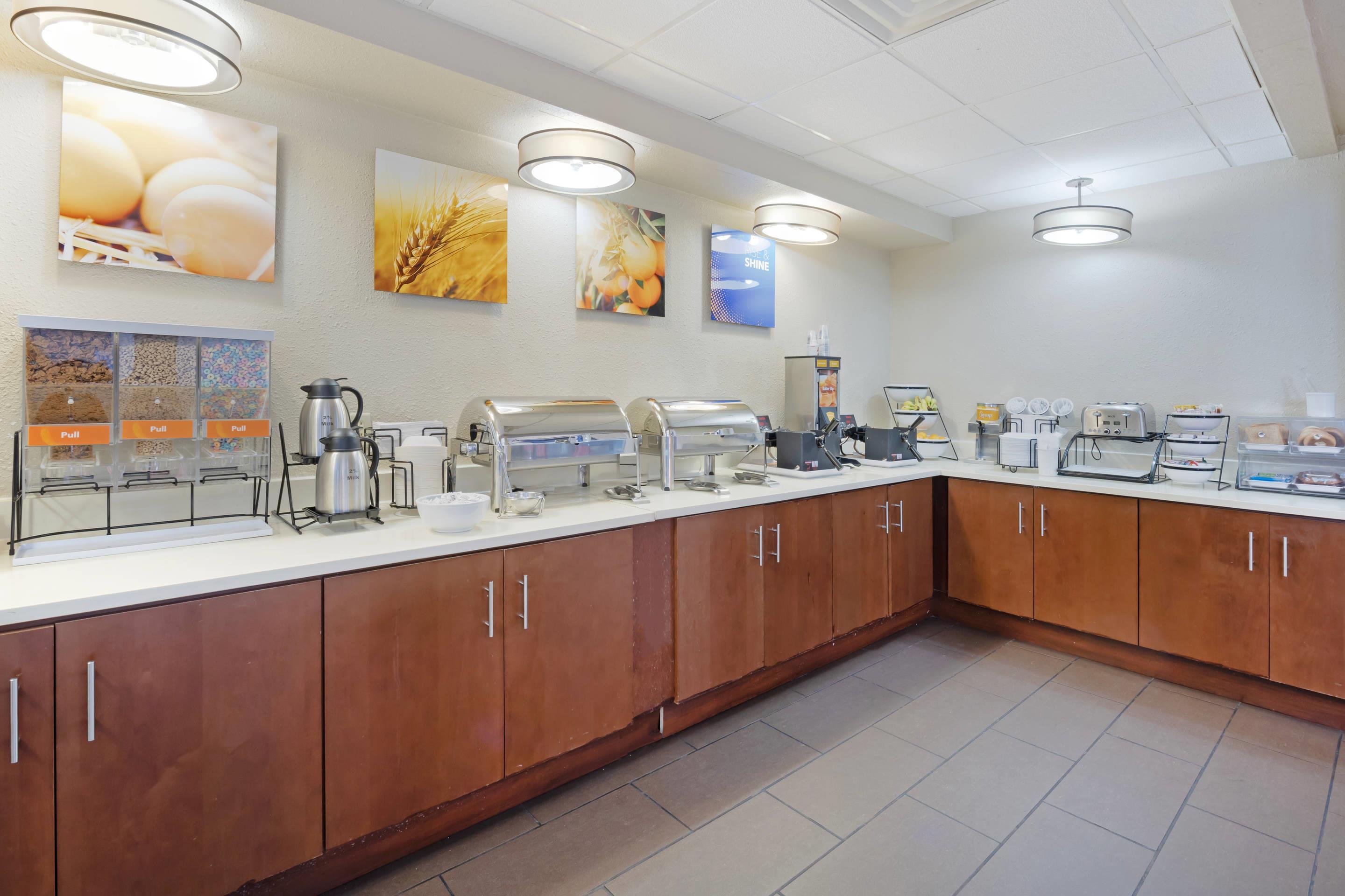 Breakfast area | Comfort Inn & Suites