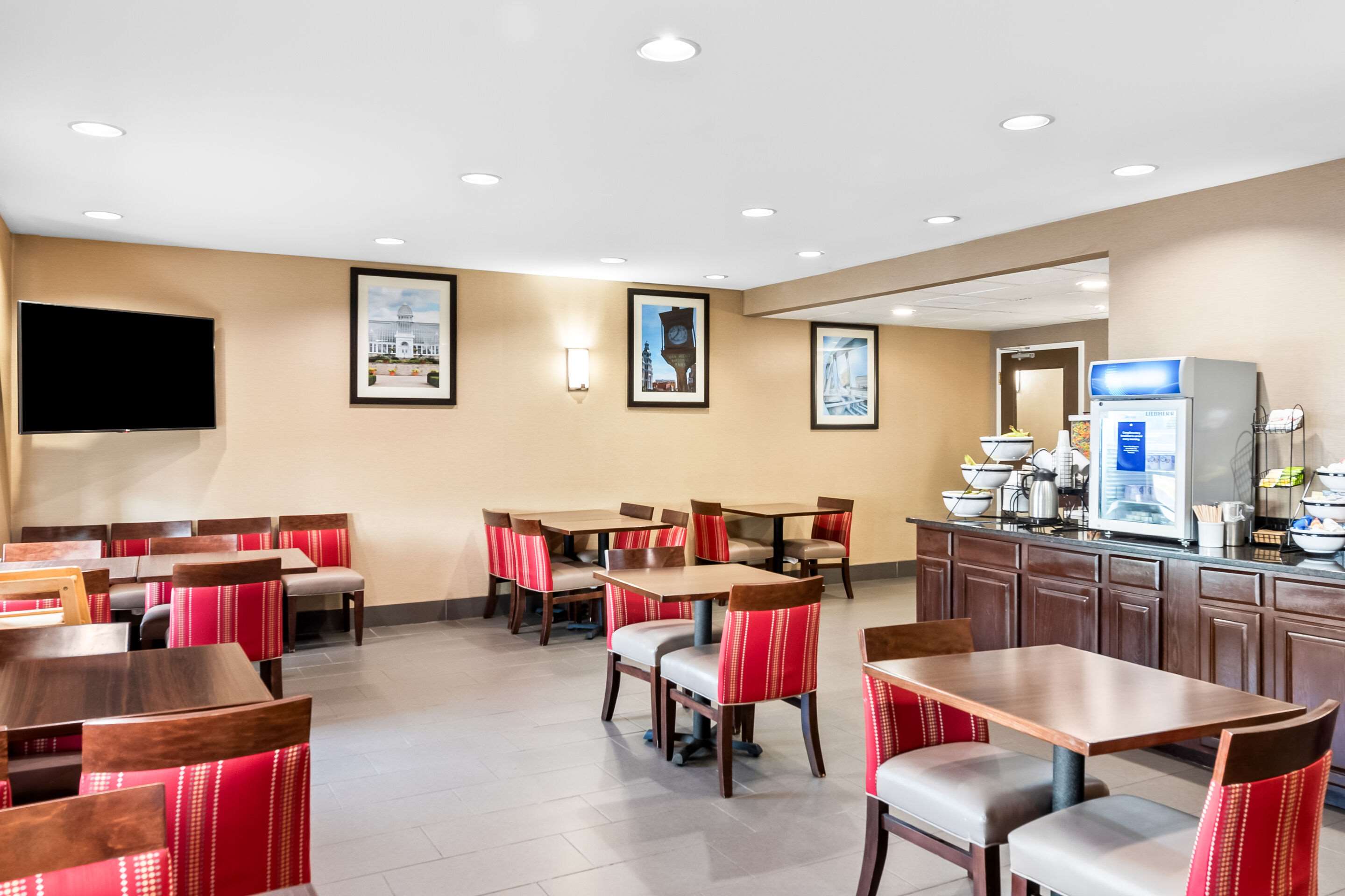 Breakfast area | Comfort Inn & Suites