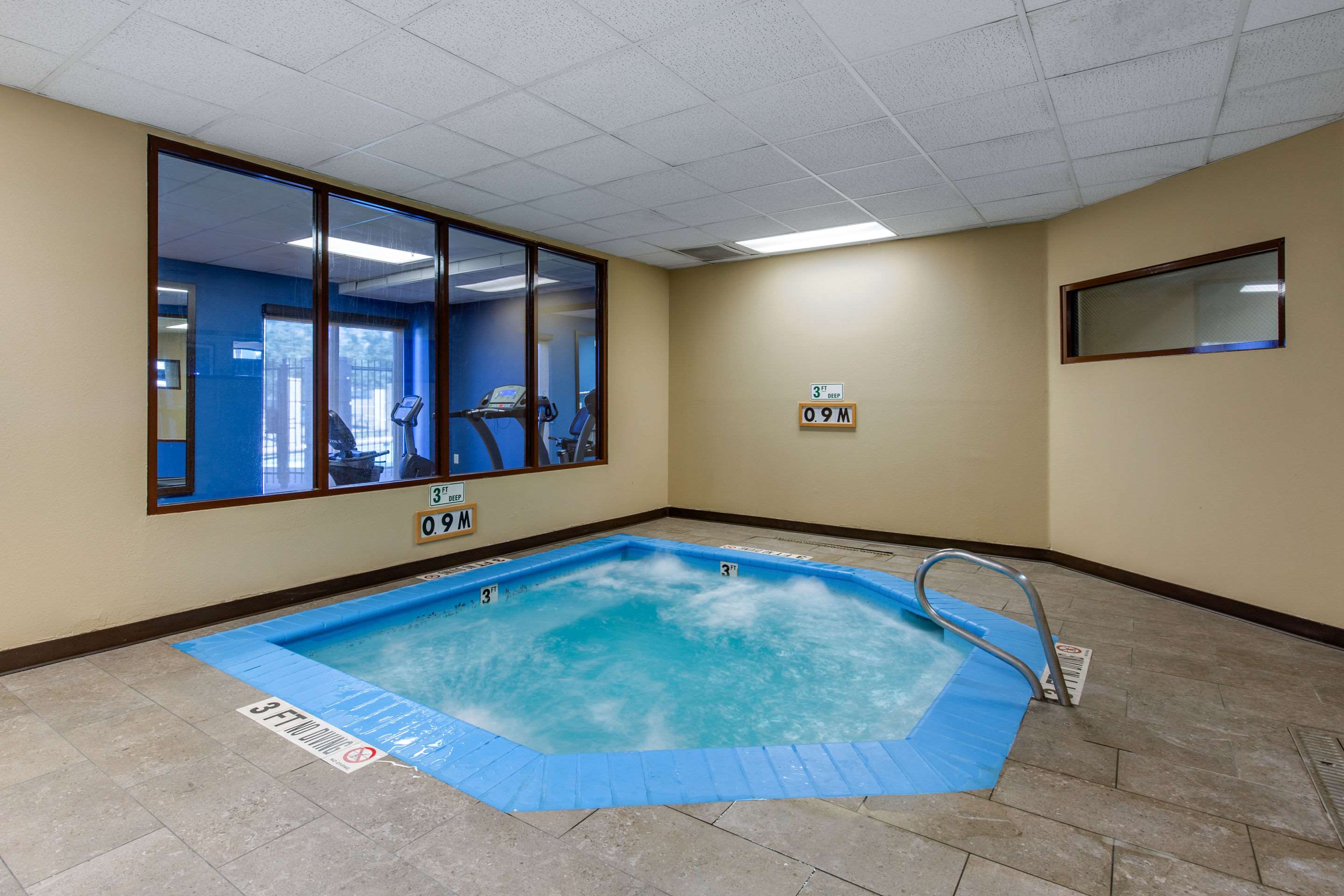 Outdoor pool | Comfort Inn & Suites SW Houston Sugarland