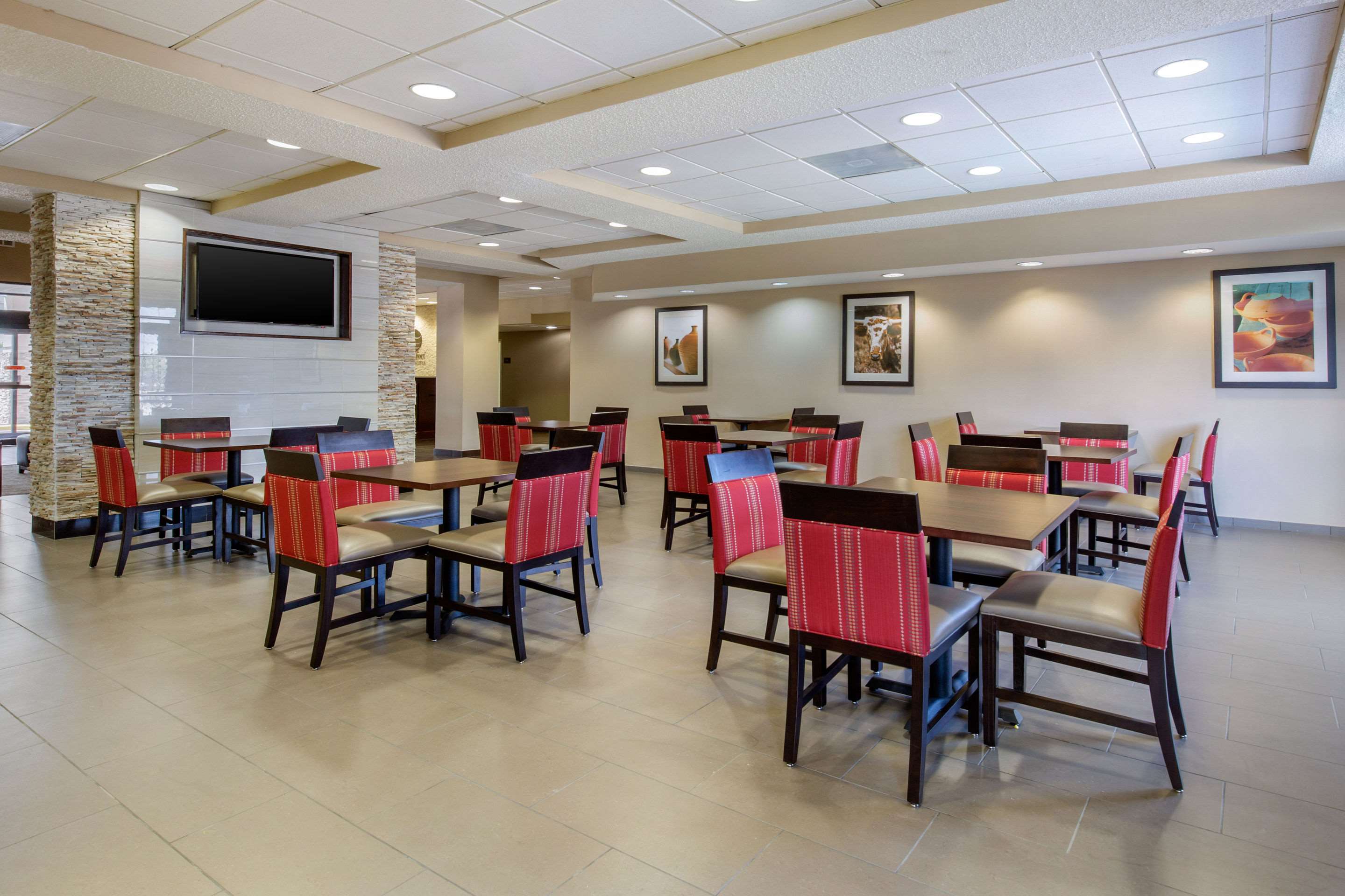 Enjoy breakfast in this seating area | Comfort Inn & Suites SW Houston Sugarland