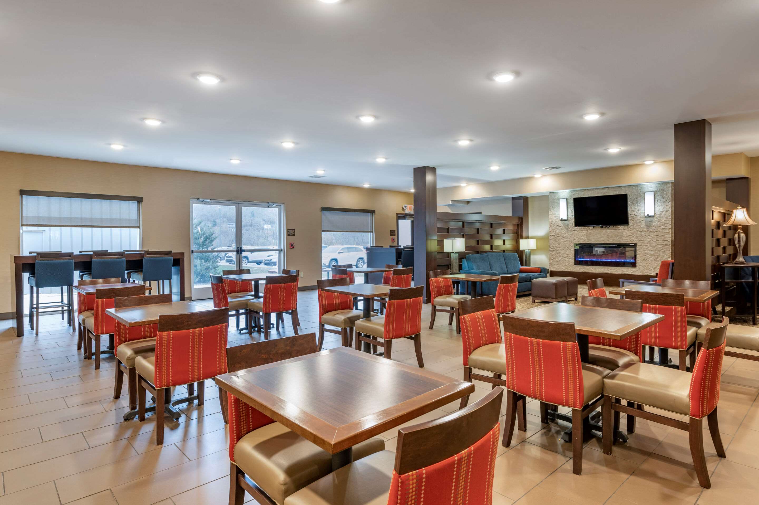 Breakfast area | Comfort Inn & Suites Northern Kentucky