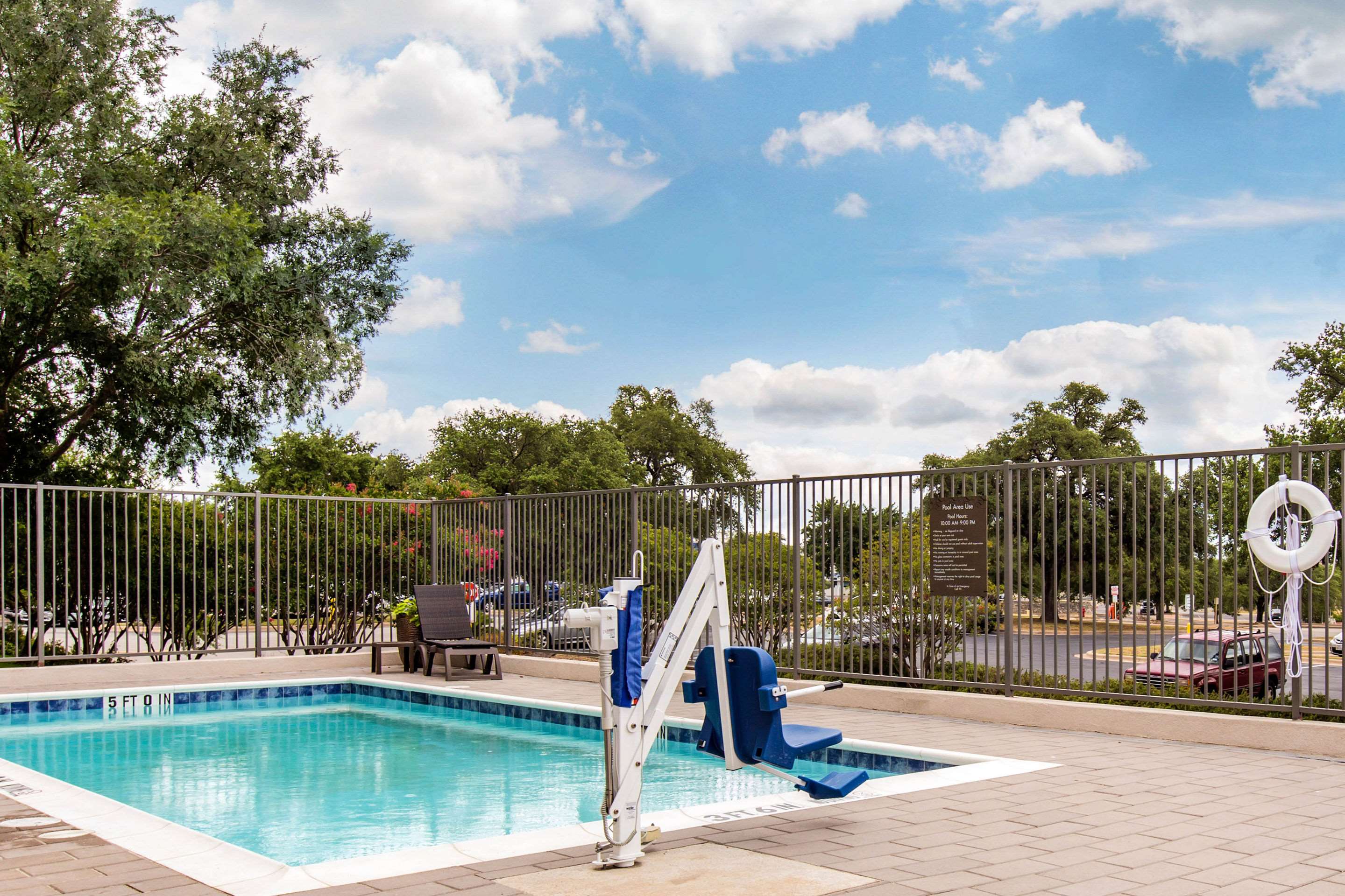 Outdoor pool | Comfort Suites - South Austin