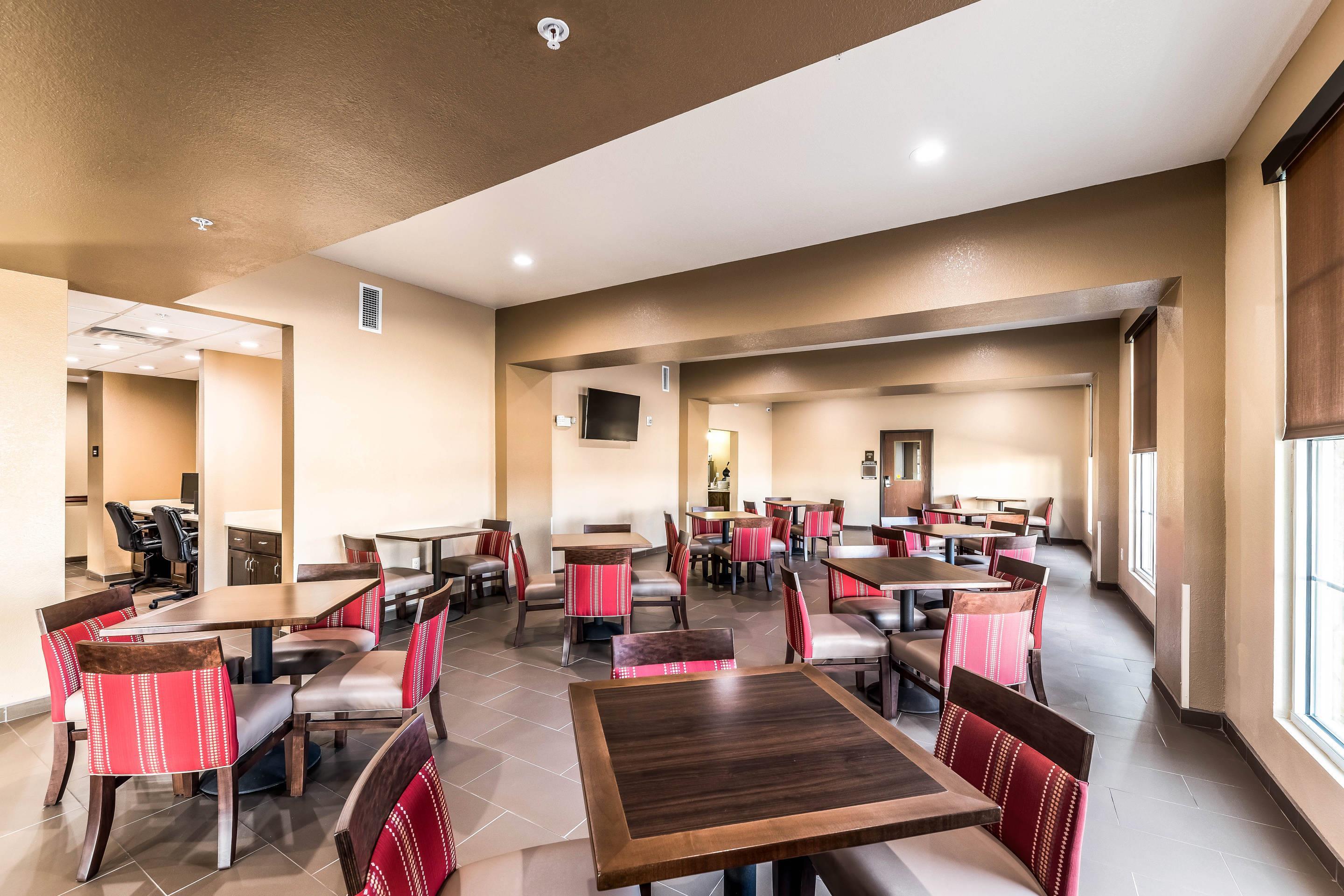 Enjoy breakfast in this seating area | Comfort Suites Grand Prairie - Arlington North