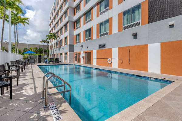 Pool - Comfort Suites Dania Beach