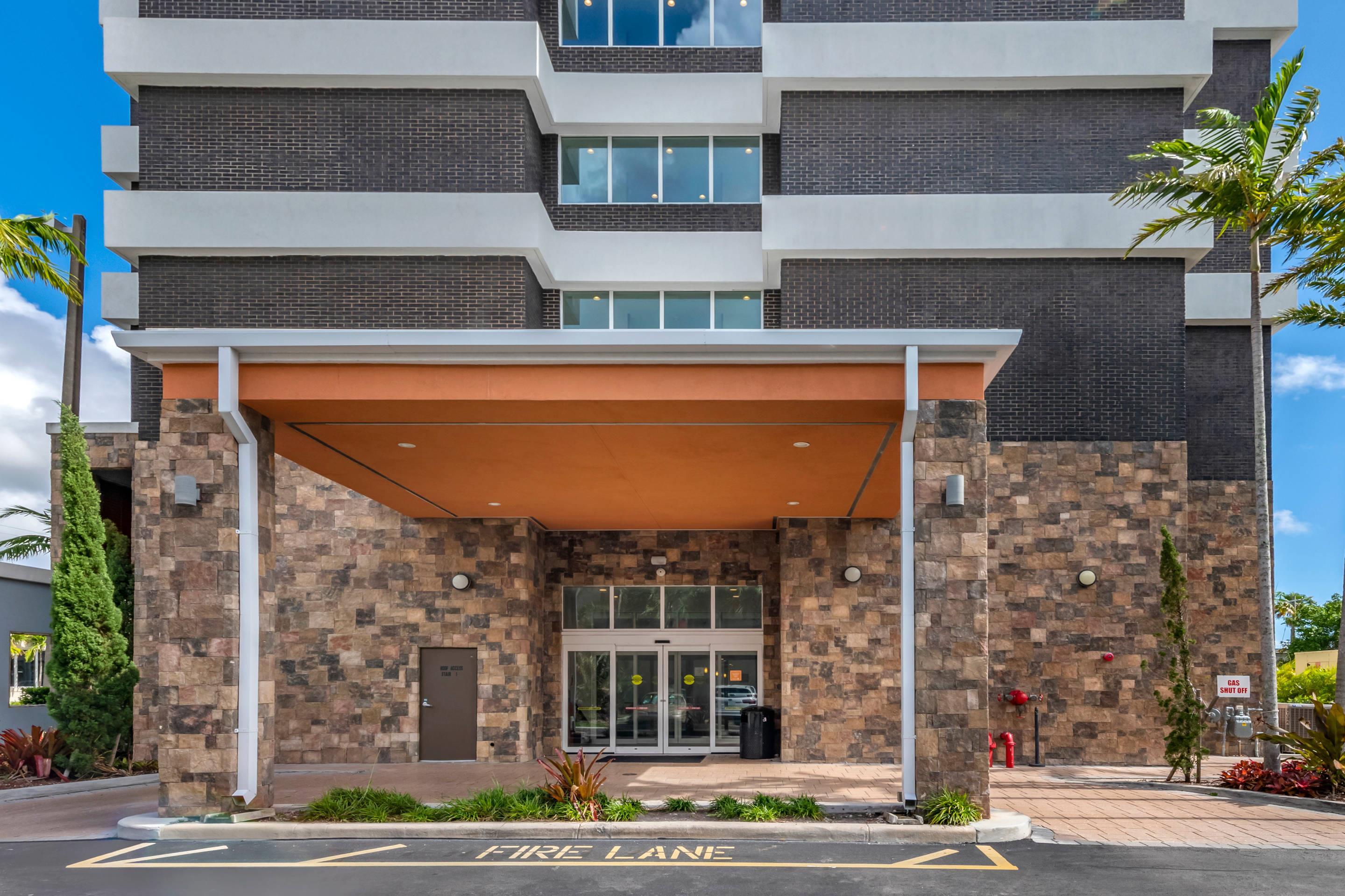 Hotel Entrance | Comfort Suites Fort Lauderdale Airport & Cruise Port