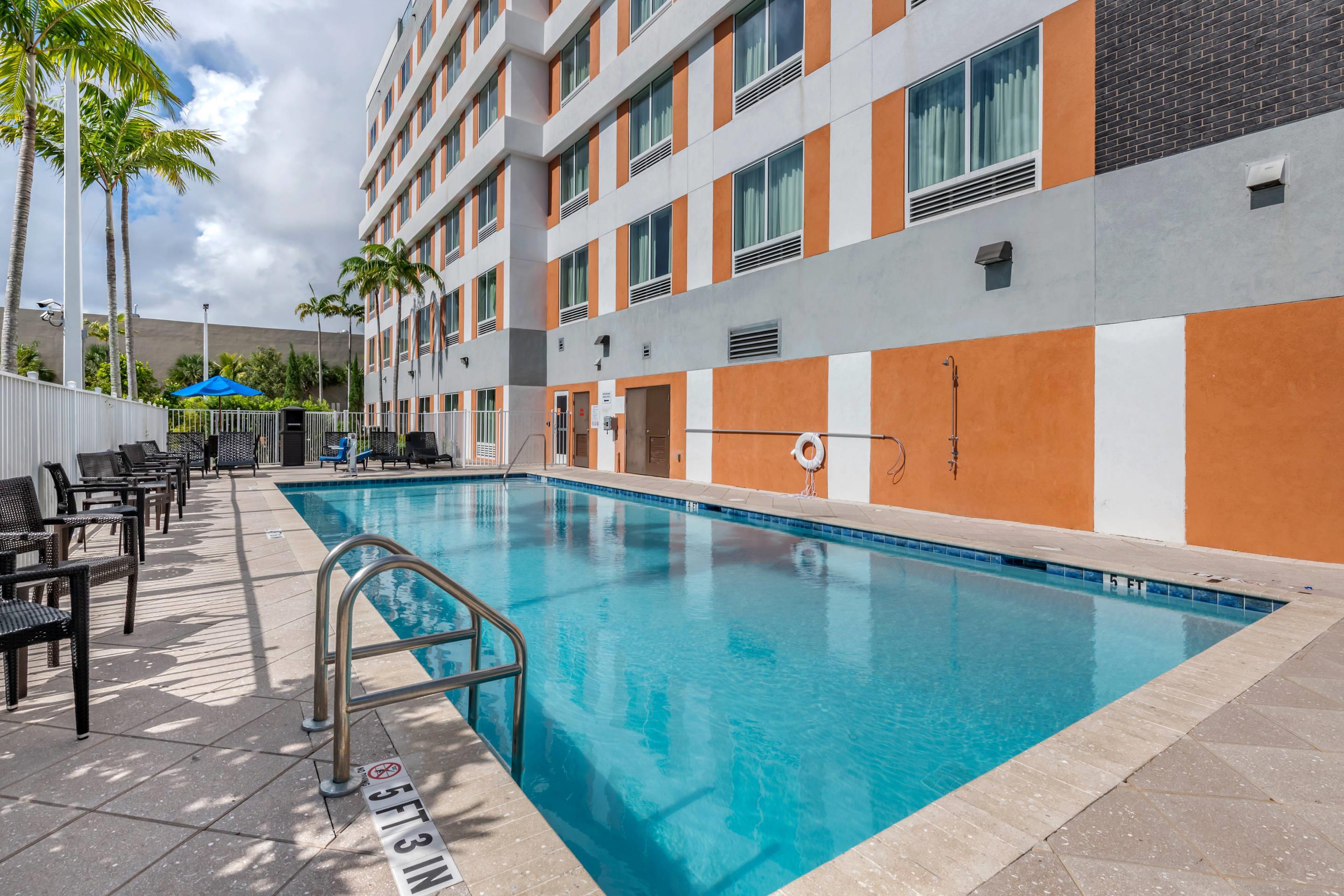 Outdoor pool | Comfort Suites Fort Lauderdale Airport & Cruise Port