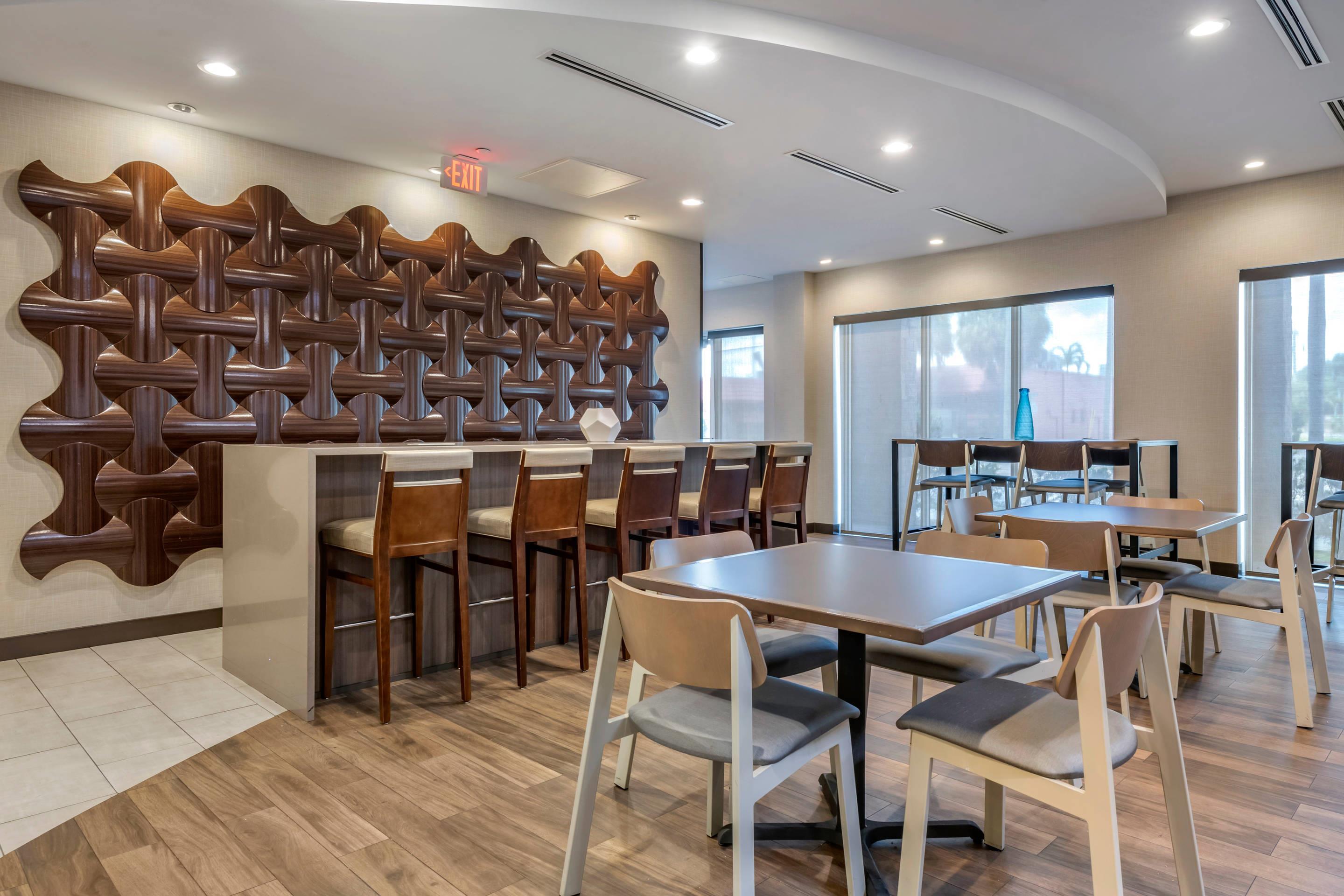 Breakfast area | Comfort Suites Fort Lauderdale Airport & Cruise Port
