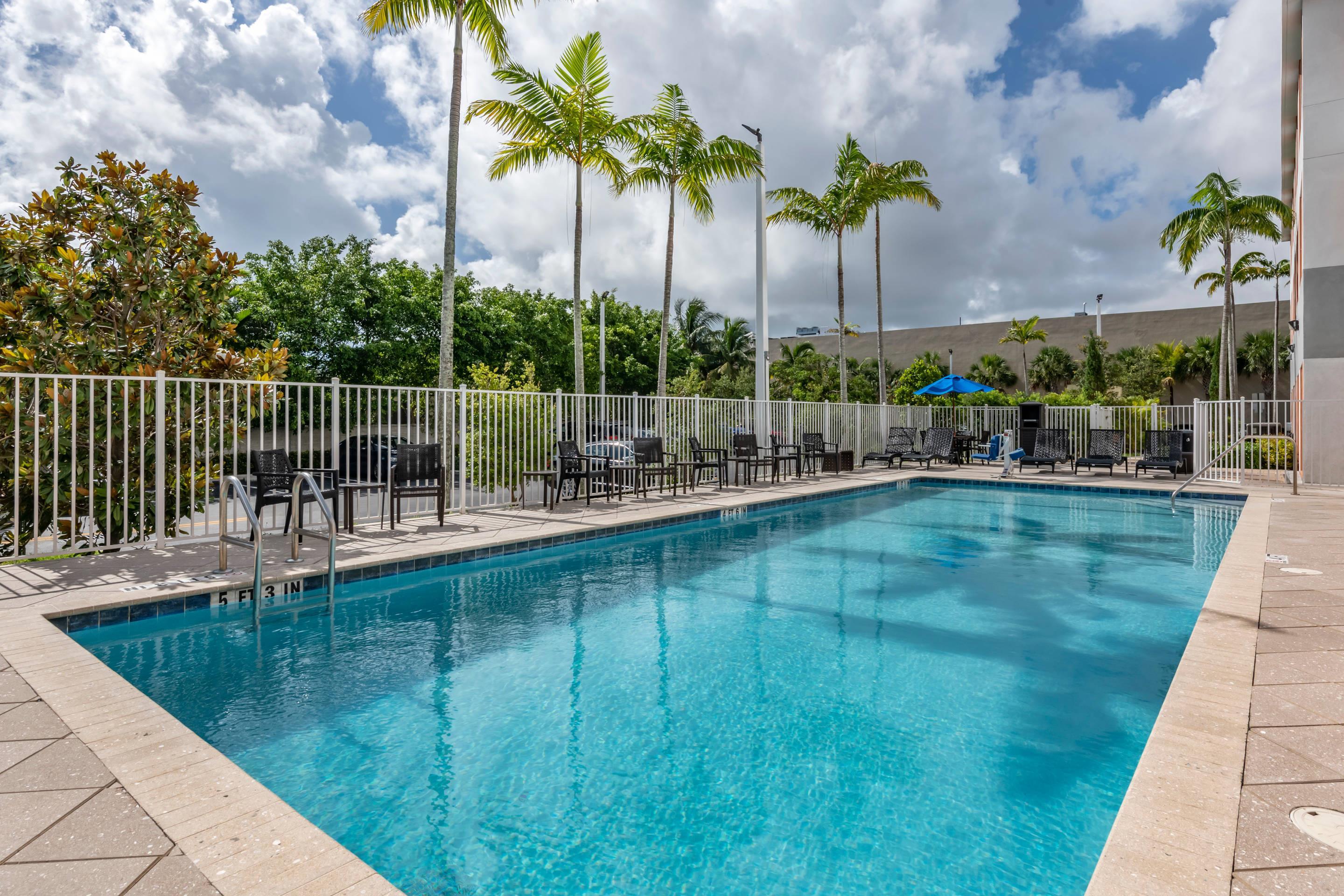 Outdoor pool | Comfort Suites Fort Lauderdale Airport & Cruise Port