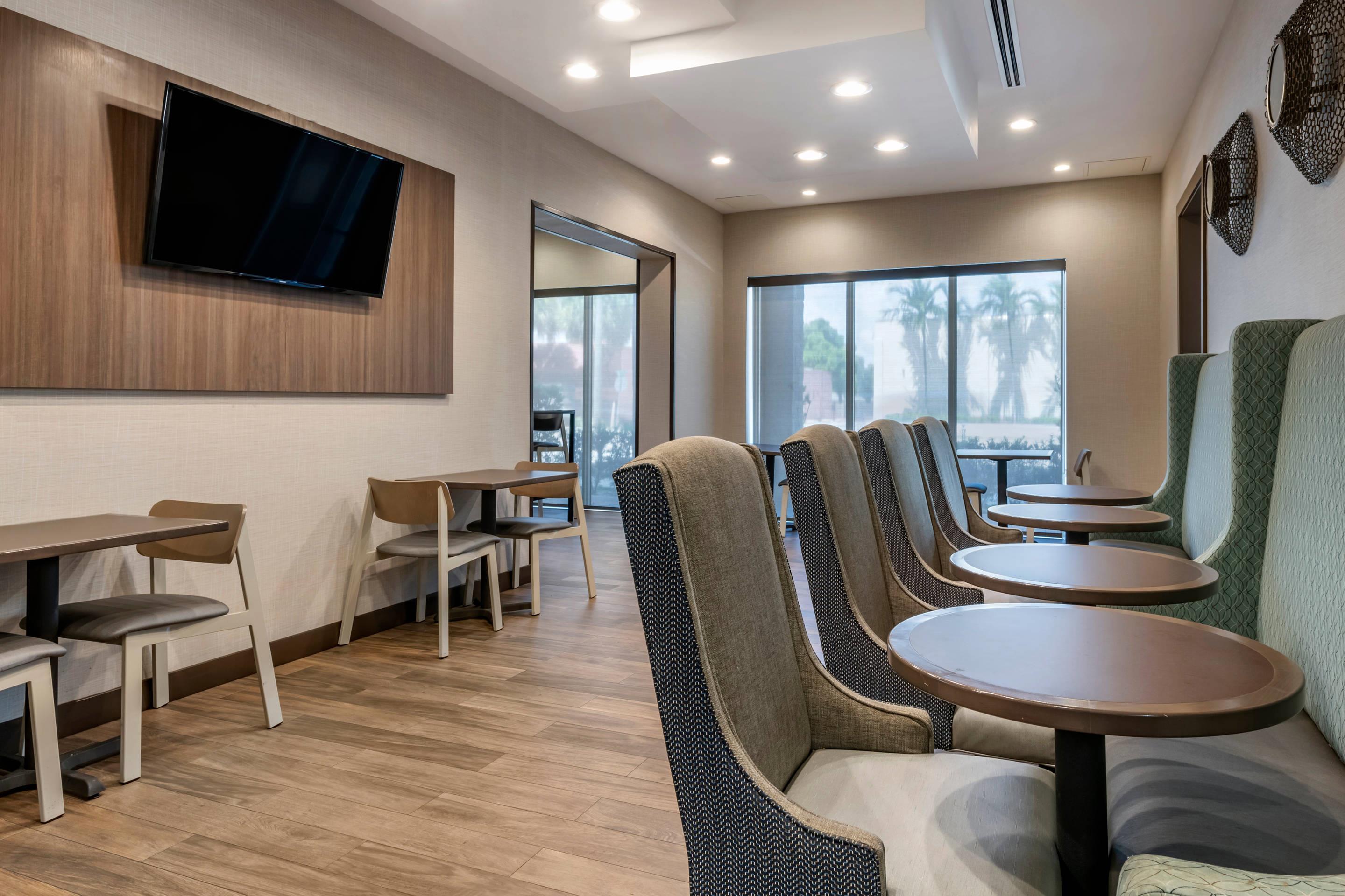 Breakfast area | Comfort Suites Fort Lauderdale Airport & Cruise Port