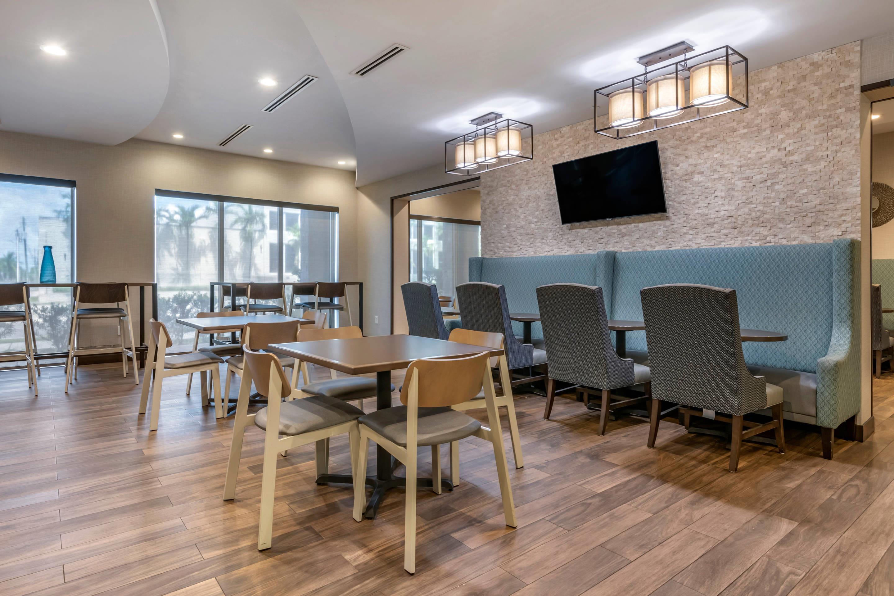 Enjoy breakfast in this seating area | Comfort Suites Fort Lauderdale Airport & Cruise Port