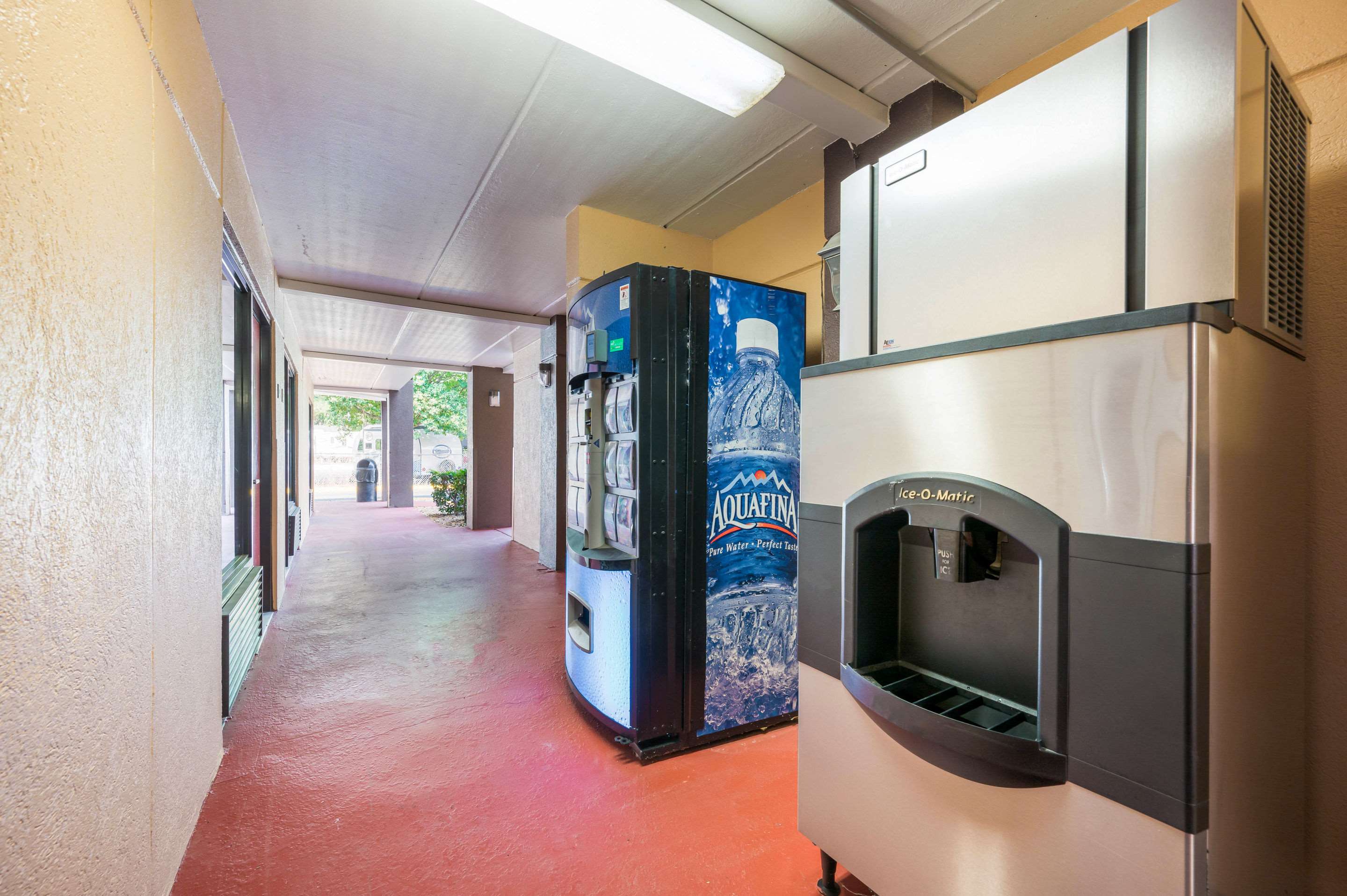 Hotel vending area | Econo Lodge