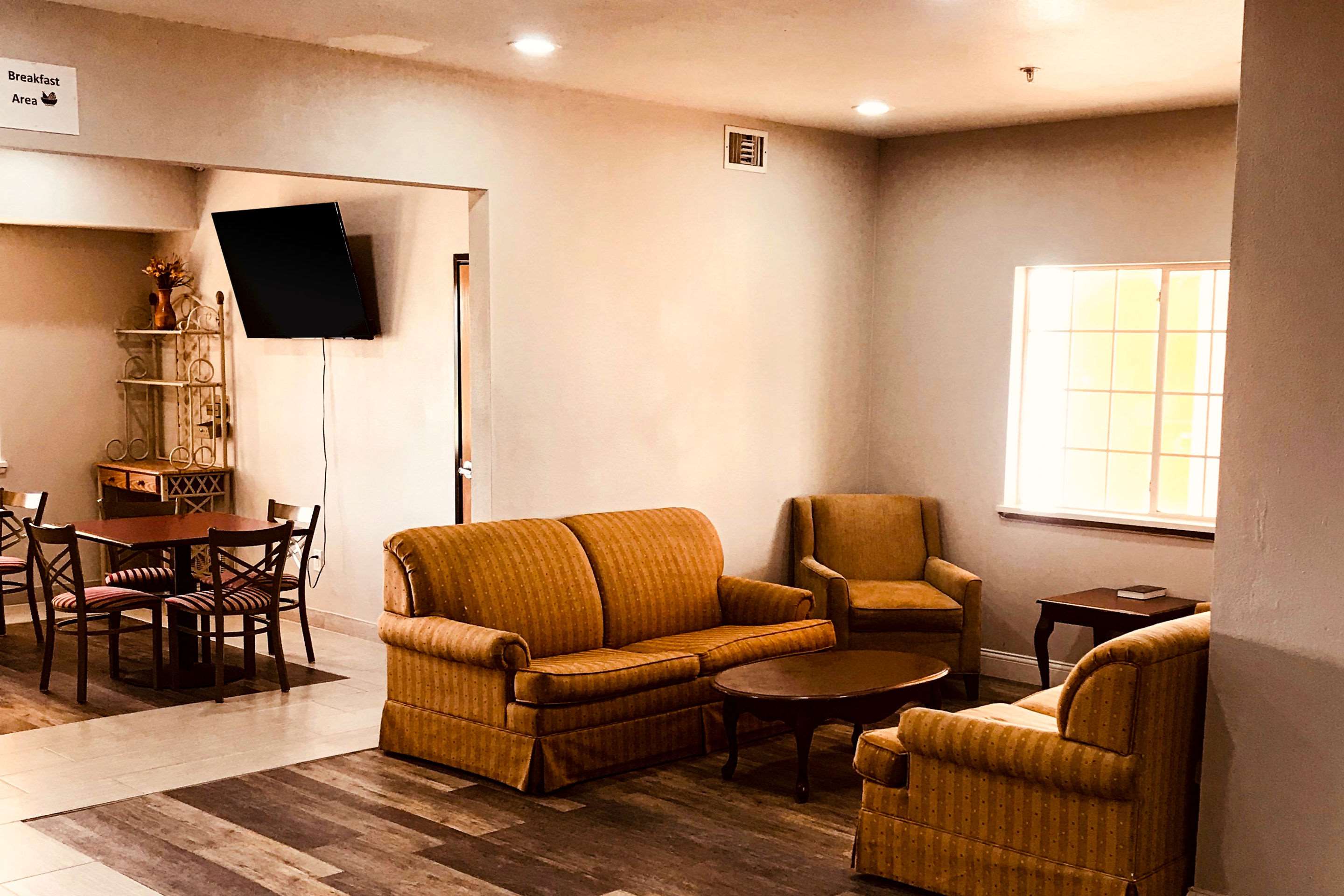 Lobby with sitting area | Rodeway Inn