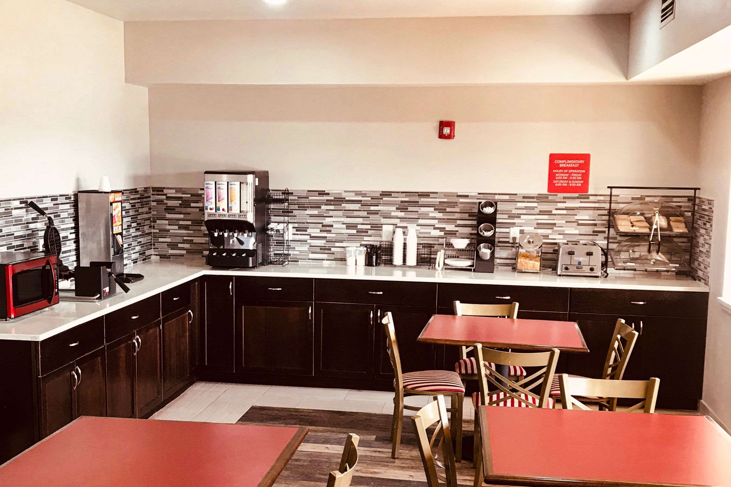 Breakfast area | Rodeway Inn
