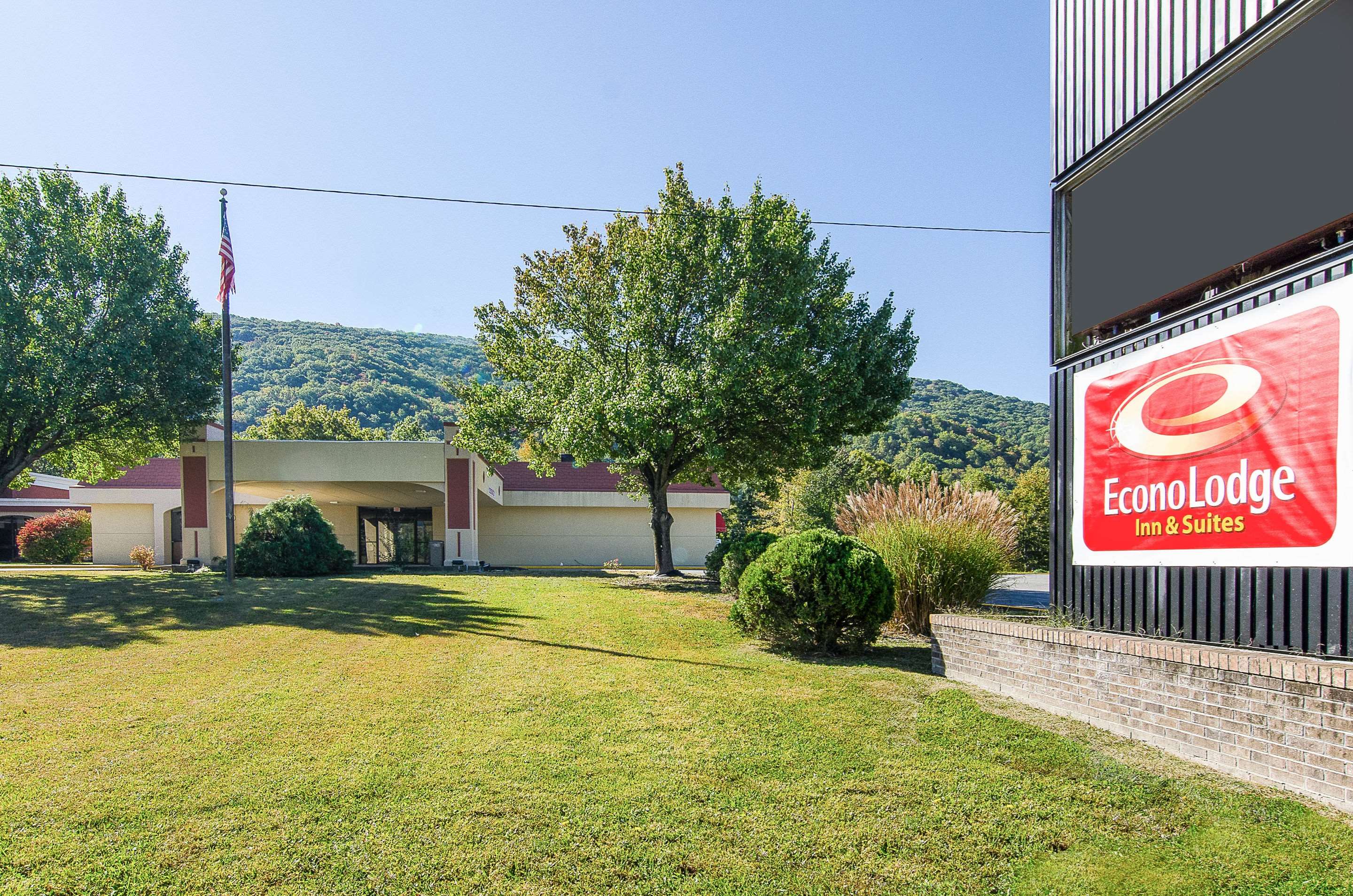 Hotel exterior | Econo Lodge Inn & Suites