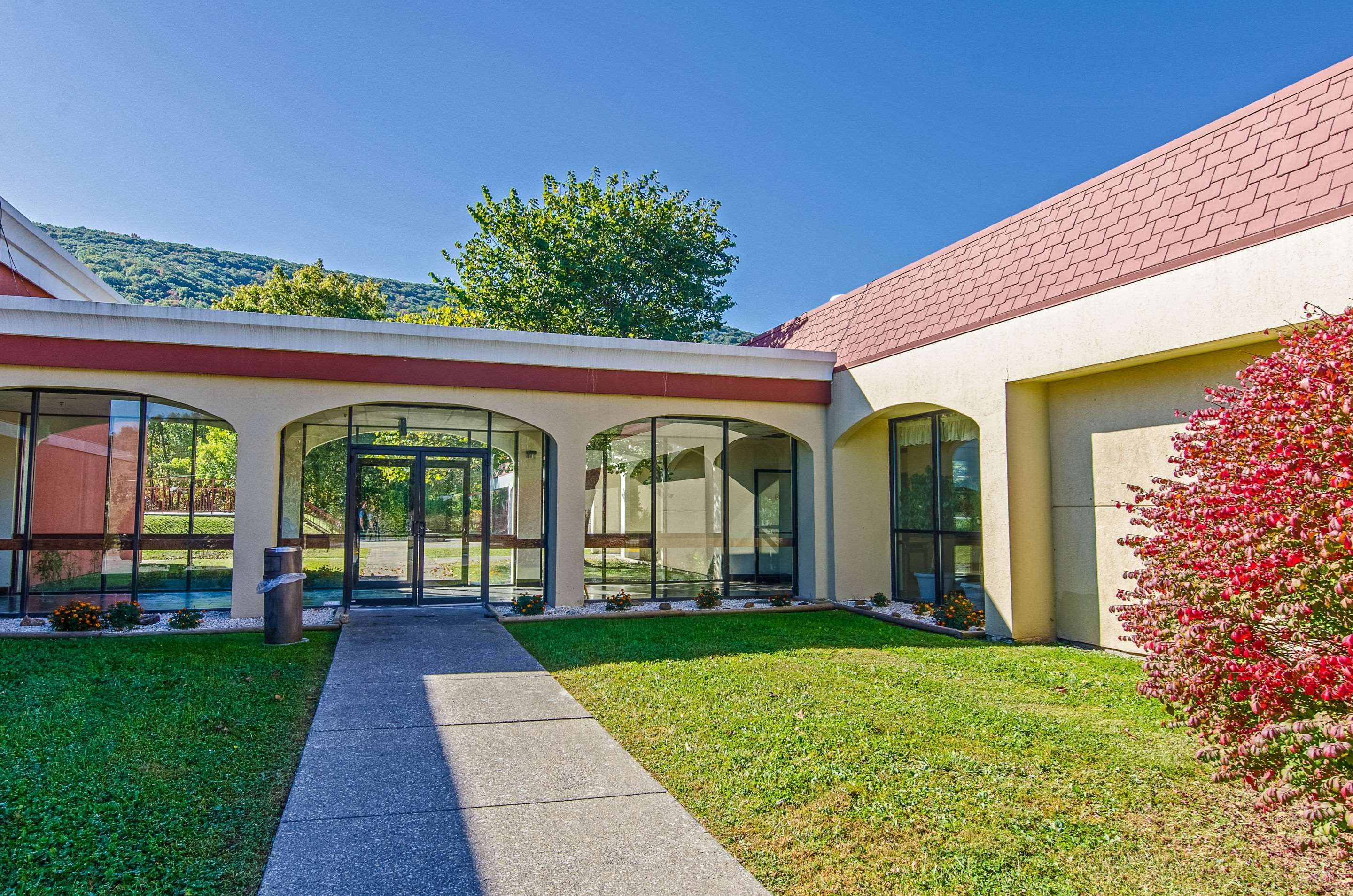 Hotel exterior | Econo Lodge Inn & Suites
