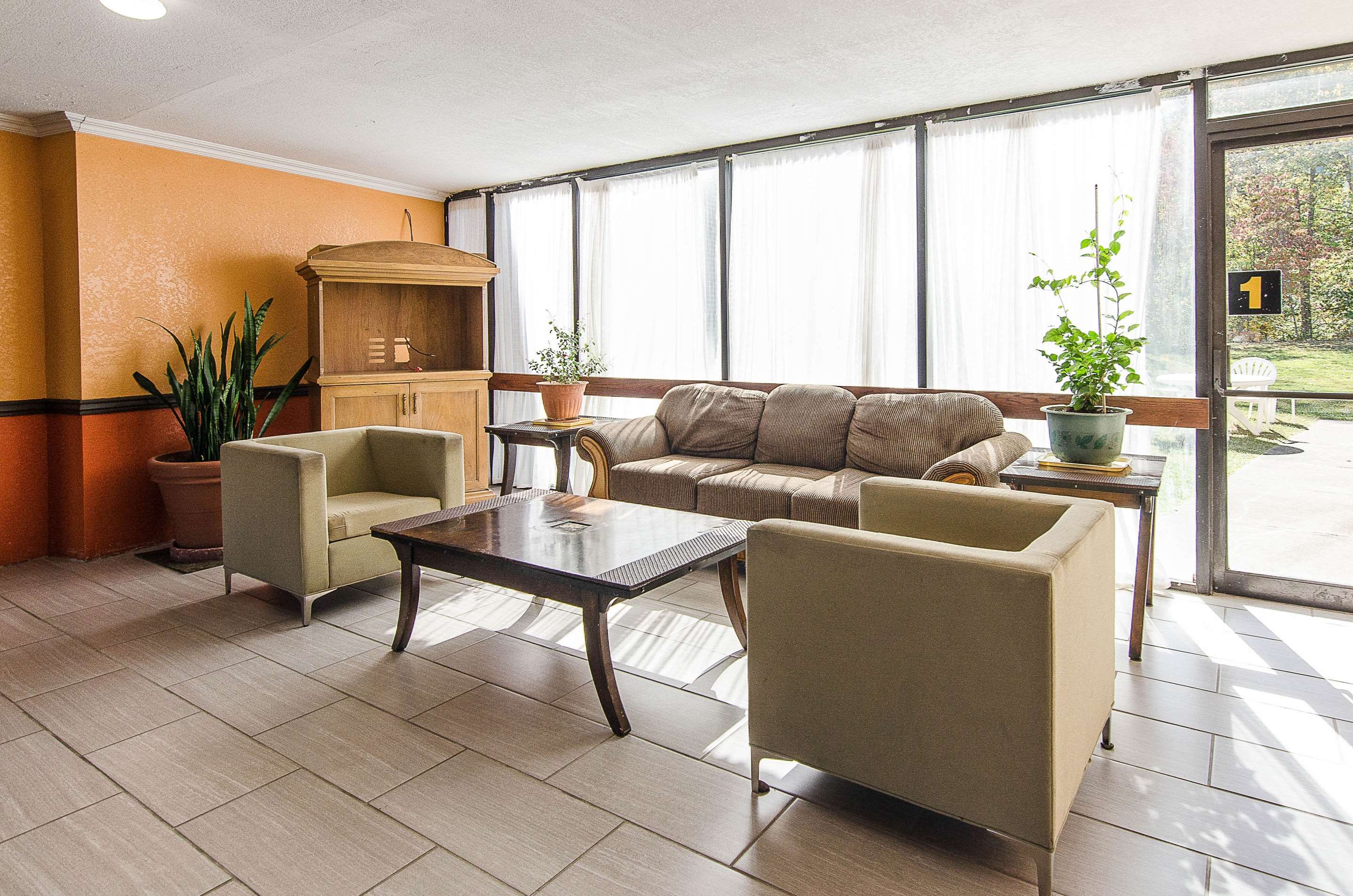 Hotel lobby | Econo Lodge Inn & Suites